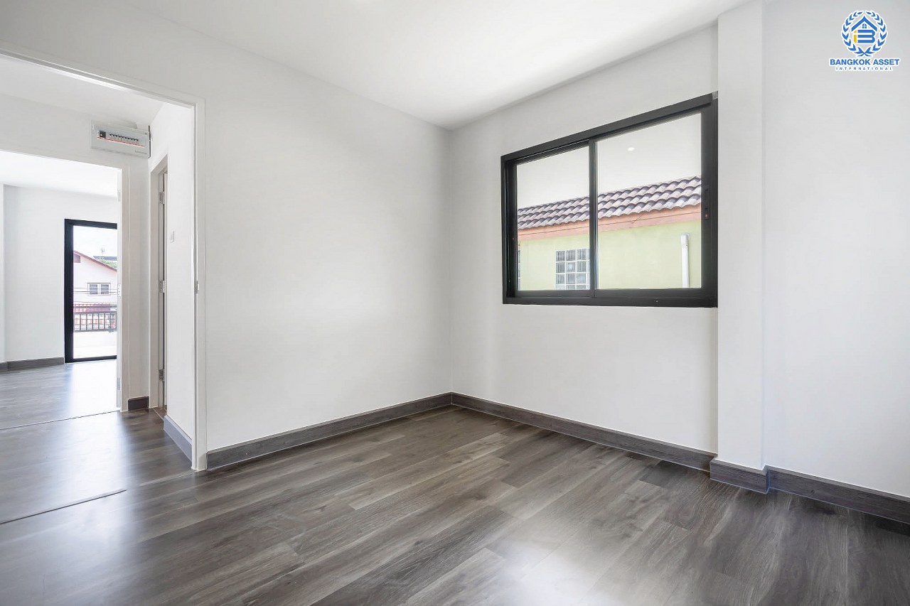 บ้านมือสองตกแต่งใหม่ หลังใหญ่ ดีไซน์สวย เนื้อที่ 71 ตร.ว. ม.ศรีบัณฑิต3 วงศ์สว่าง-พระราม7 ฟังก์ชั่น 3 ห้องนอน 2 ห้องน้ำ มีTerrace กว้างขวาง พร้อมพื้นที่สนามหญ้าด้านข้างกว่า 140 ตร.ม. รองรับทุกกิจกรรม Outdoor บนทำเลเชื่อมต่อหลายเส้นทาง ใกล้จุดขึ้นทางด่วน "ศรีรัช" และรถไฟฟ้า "สถานีบางอ้อ"...