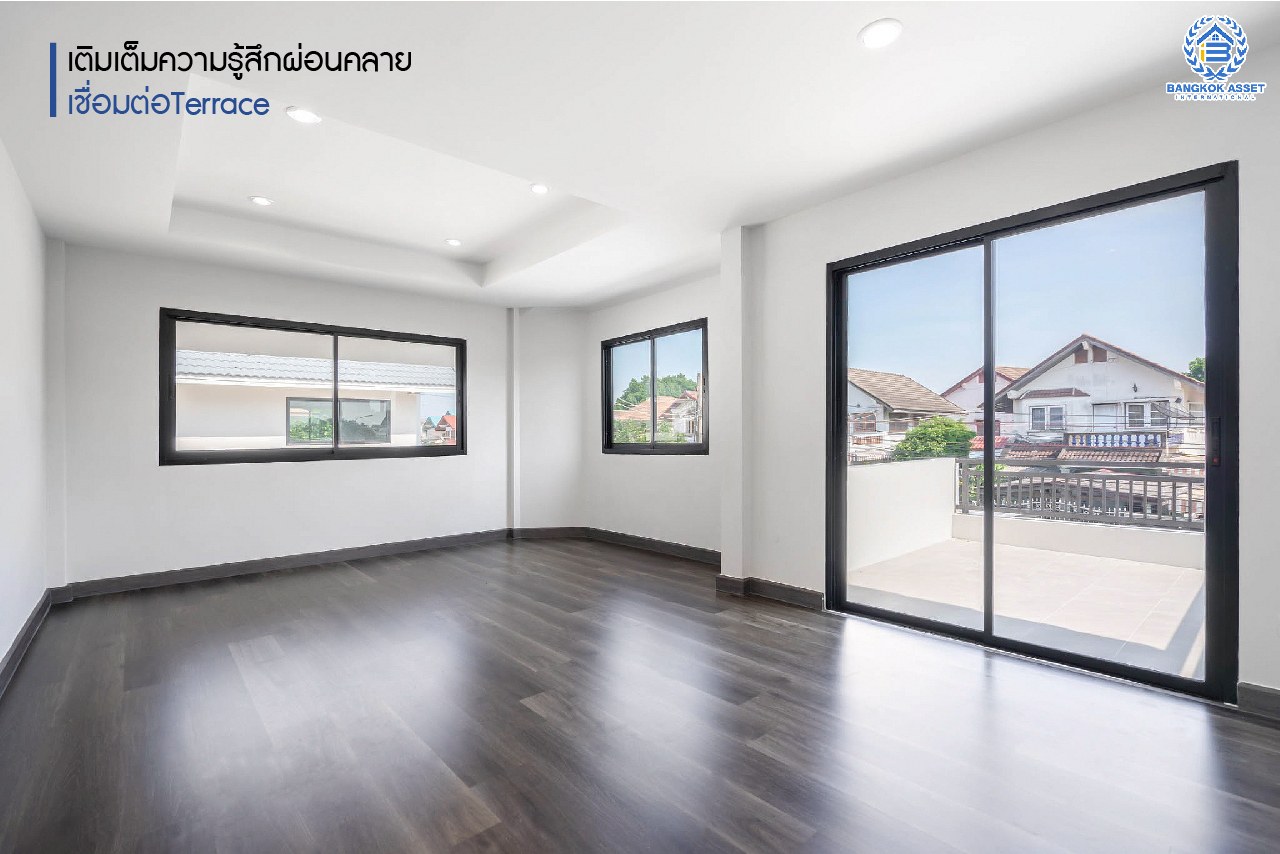 บ้านมือสองตกแต่งใหม่ หลังใหญ่ ดีไซน์สวย เนื้อที่ 71 ตร.ว. ม.ศรีบัณฑิต3 วงศ์สว่าง-พระราม7 ฟังก์ชั่น 3 ห้องนอน 2 ห้องน้ำ มีTerrace กว้างขวาง พร้อมพื้นที่สนามหญ้าด้านข้างกว่า 140 ตร.ม. รองรับทุกกิจกรรม Outdoor บนทำเลเชื่อมต่อหลายเส้นทาง ใกล้จุดขึ้นทางด่วน "ศรีรัช" และรถไฟฟ้า "สถานีบางอ้อ"...