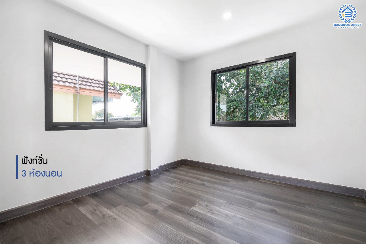 บ้านมือสองตกแต่งใหม่ หลังใหญ่ ดีไซน์สวย เนื้อที่ 71 ตร.ว. ม.ศรีบัณฑิต3 วงศ์สว่าง-พระราม7 ฟังก์ชั่น 3 ห้องนอน 2 ห้องน้ำ มีTerrace กว้างขวาง พร้อมพื้นที่สนามหญ้าด้านข้างกว่า 140 ตร.ม. รองรับทุกกิจกรรม Outdoor บนทำเลเชื่อมต่อหลายเส้นทาง ใกล้จุดขึ้นทางด่วน "ศรีรัช" และรถไฟฟ้า "สถานีบางอ้อ"...