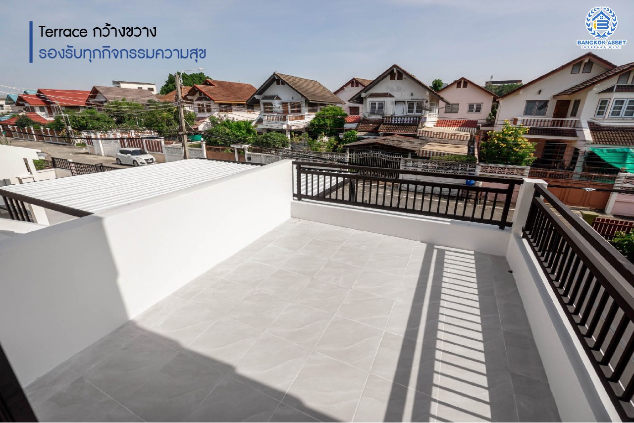 บ้านมือสองตกแต่งใหม่ หลังใหญ่ ดีไซน์สวย เนื้อที่ 71 ตร.ว. ม.ศรีบัณฑิต3 วงศ์สว่าง-พระราม7 ฟังก์ชั่น 3 ห้องนอน 2 ห้องน้ำ มีTerrace กว้างขวาง พร้อมพื้นที่สนามหญ้าด้านข้างกว่า 140 ตร.ม. รองรับทุกกิจกรรม Outdoor บนทำเลเชื่อมต่อหลายเส้นทาง ใกล้จุดขึ้นทางด่วน "ศรีรัช" และรถไฟฟ้า "สถานีบางอ้อ"...