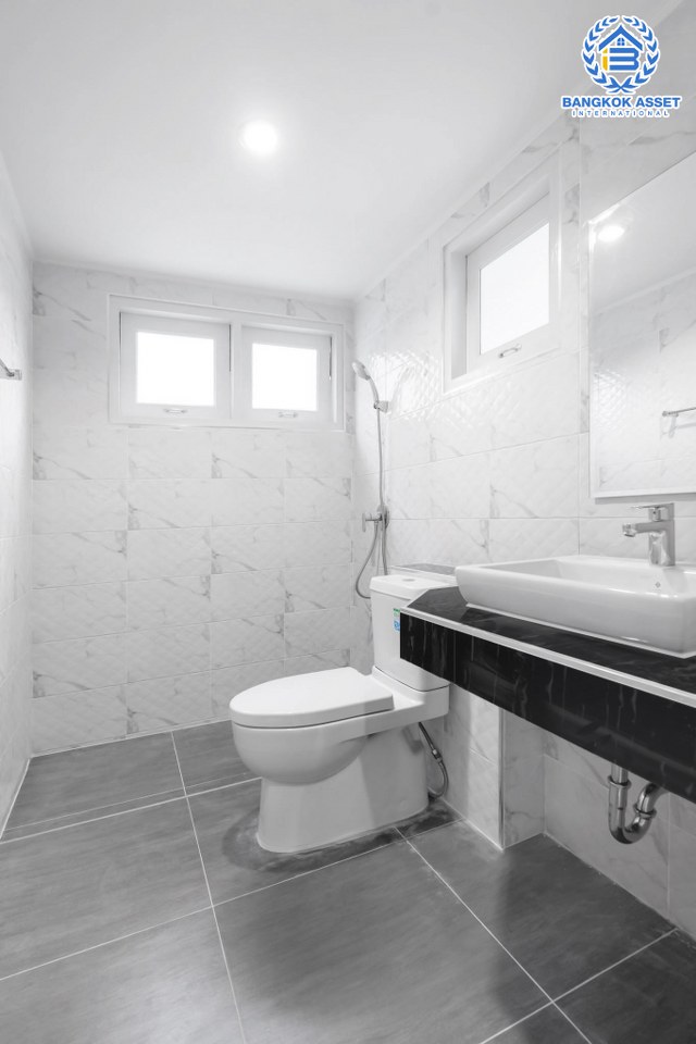 บ้านมือสองตกแต่งใหม่ แบรนด์ Q.House ม.ลัดดารมย์ ปิ่นเกล้า-กาญจนาภิเษก หลังใหญ่ตกแต่งเรียบหรู เนื้อที่ 66.5 ตร.ว. ฟังก์ชั่นจัดเต็ม 3 ห้องนอน 3 ห้องน้ำ 3 ที่จอดรถ บนทำเลศักยภาพ ติดถนนกาญจนาภิเษก ใกล้วงเวียนพระราม5, ทางด่วน "กาญจนาภิเษก" รถไฟฟ้า "สถานีตลาดบางใหญ่" และเพียง 10 นาทีถึงเซ็นทรัลเวสต์เกต