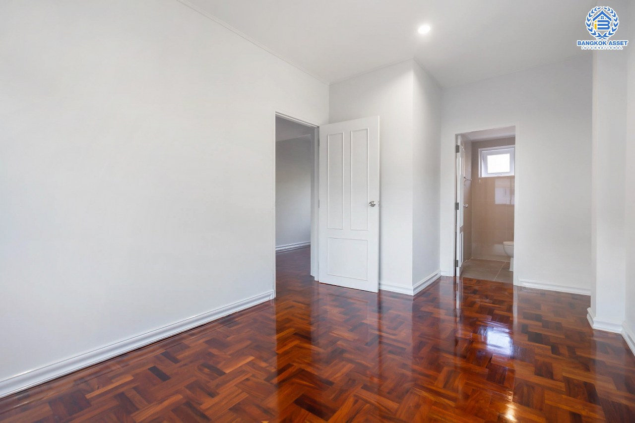 บ้านมือสองตกแต่งใหม่ แบรนด์ Q.House ม.ลัดดารมย์ ปิ่นเกล้า-กาญจนาภิเษก หลังใหญ่ตกแต่งเรียบหรู เนื้อที่ 66.5 ตร.ว. ฟังก์ชั่นจัดเต็ม 3 ห้องนอน 3 ห้องน้ำ 3 ที่จอดรถ บนทำเลศักยภาพ ติดถนนกาญจนาภิเษก ใกล้วงเวียนพระราม5, ทางด่วน "กาญจนาภิเษก" รถไฟฟ้า "สถานีตลาดบางใหญ่" และเพียง 10 นาทีถึงเซ็นทรัลเวสต์เกต