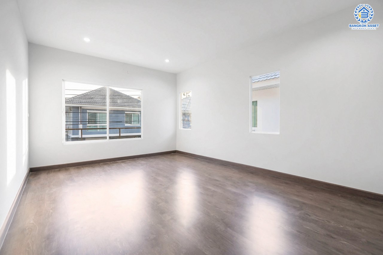 บ้านมือสองตกแต่งใหม่ แบรนด์ Property Perfect ม.เดอะวิลล่า ราชพฤกษ์-ท่าอิฐ บ้านแฝดฟังก์ชั่นระดับบ้านเดี่ยว เนื้อที่ 35.7 ตร.ว. ฟังก์ชั่น 3 ห้องนอน 2 ห้องน้ำ พื้นที่หน้าบ้านกว้าง จอดรถได้ 2 คัน บนทำเลเชื่อมต่อทั้งถ.รัตนาธิเบศร์ และถ.ราชพฤกษ์ และเพียง 10 นาทีถึงรถไฟฟ้า "สถานีบางรักน้อยท่าอิฐ"