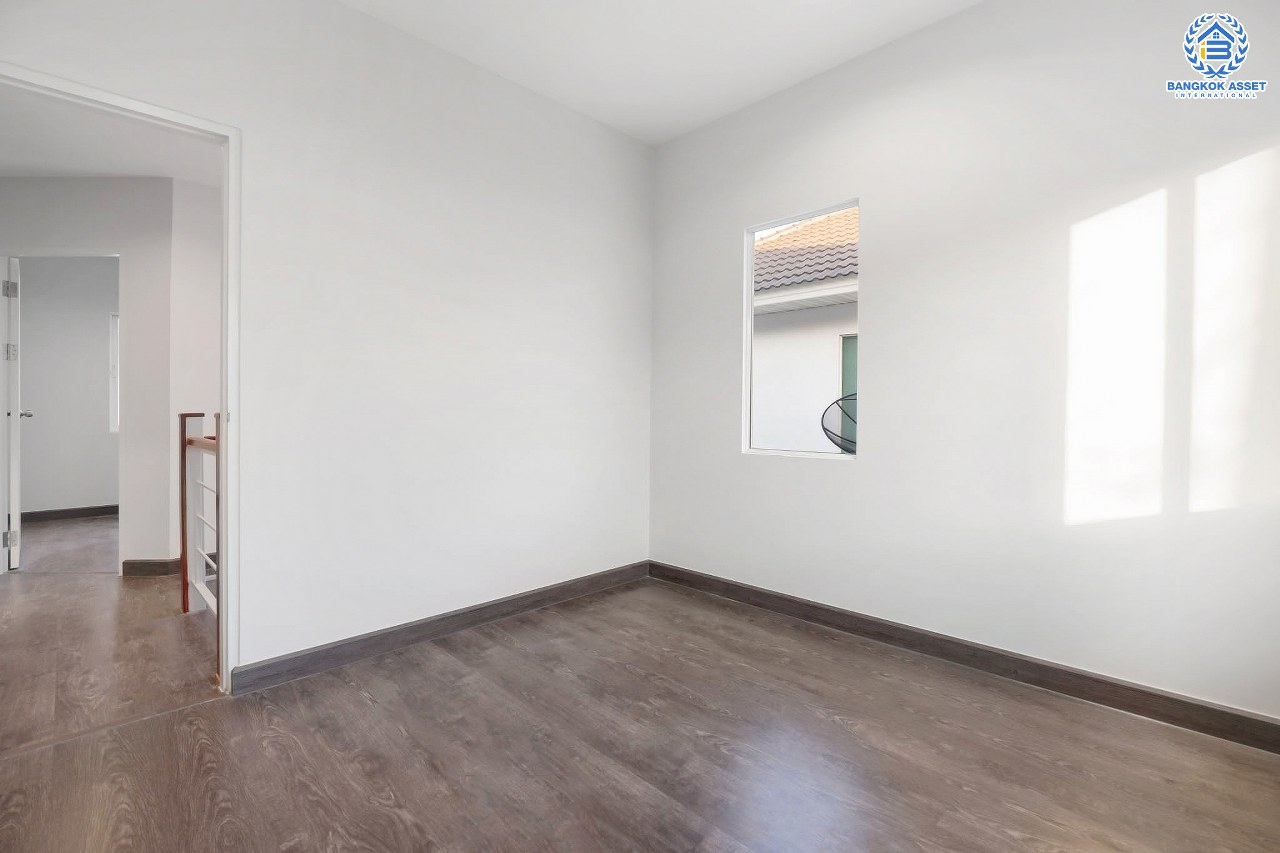 บ้านมือสองตกแต่งใหม่ แบรนด์ Property Perfect ม.เดอะวิลล่า ราชพฤกษ์-ท่าอิฐ บ้านแฝดฟังก์ชั่นระดับบ้านเดี่ยว เนื้อที่ 35.7 ตร.ว. ฟังก์ชั่น 3 ห้องนอน 2 ห้องน้ำ พื้นที่หน้าบ้านกว้าง จอดรถได้ 2 คัน บนทำเลเชื่อมต่อทั้งถ.รัตนาธิเบศร์ และถ.ราชพฤกษ์ และเพียง 10 นาทีถึงรถไฟฟ้า "สถานีบางรักน้อยท่าอิฐ"