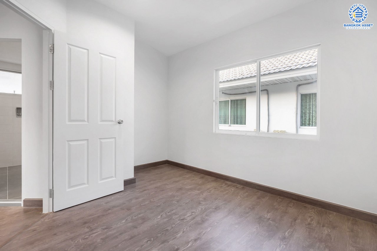 บ้านมือสองตกแต่งใหม่ แบรนด์ Property Perfect ม.เดอะวิลล่า ราชพฤกษ์-ท่าอิฐ บ้านแฝดฟังก์ชั่นระดับบ้านเดี่ยว เนื้อที่ 35.7 ตร.ว. ฟังก์ชั่น 3 ห้องนอน 2 ห้องน้ำ พื้นที่หน้าบ้านกว้าง จอดรถได้ 2 คัน บนทำเลเชื่อมต่อทั้งถ.รัตนาธิเบศร์ และถ.ราชพฤกษ์ และเพียง 10 นาทีถึงรถไฟฟ้า "สถานีบางรักน้อยท่าอิฐ"