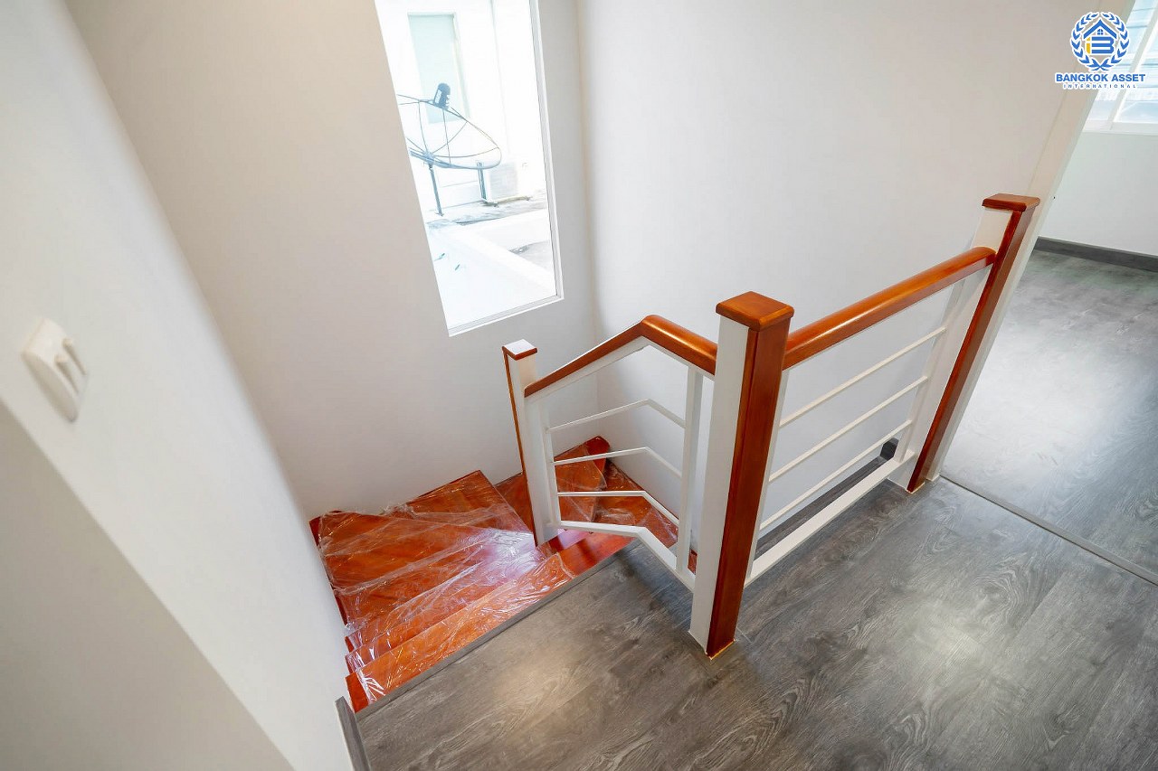 บ้านมือสองตกแต่งใหม่ แบรนด์ Property Perfect ม.เดอะวิลล่า ราชพฤกษ์-ท่าอิฐ บ้านแฝดฟังก์ชั่นระดับบ้านเดี่ยว เนื้อที่ 35.7 ตร.ว. ฟังก์ชั่น 3 ห้องนอน 2 ห้องน้ำ พื้นที่หน้าบ้านกว้าง จอดรถได้ 2 คัน บนทำเลเชื่อมต่อทั้งถ.รัตนาธิเบศร์ และถ.ราชพฤกษ์ และเพียง 10 นาทีถึงรถไฟฟ้า "สถานีบางรักน้อยท่าอิฐ"