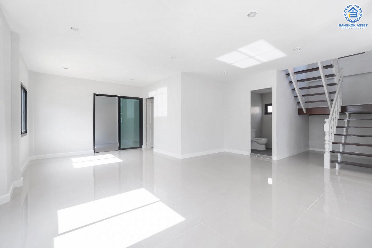 บ้านมือสองตกแต่งใหม่ หลังใหญ่ ดีไซน์สวย เนื้อที่ 73 ตร.ว. ม.ศรีบัณฑิต3 #ทำเลโซนเมือง วงศ์สว่าง-พระราม7 ฟังก์ชั่น 4 ห้องนอน 3 ห้องน้ำ มี Terrace กว้าง พร้อมพื้นที่สนามหญ้า 100 ตร.ม. รองรับทุกกิจกรรม Outdoor บนทำเลเชื่อมต่อหลายเส้นทาง ใกล้จุดขึ้นทางด่วน "ศรีรัช" และรถไฟฟ้า "สถานีบางอ้อ"