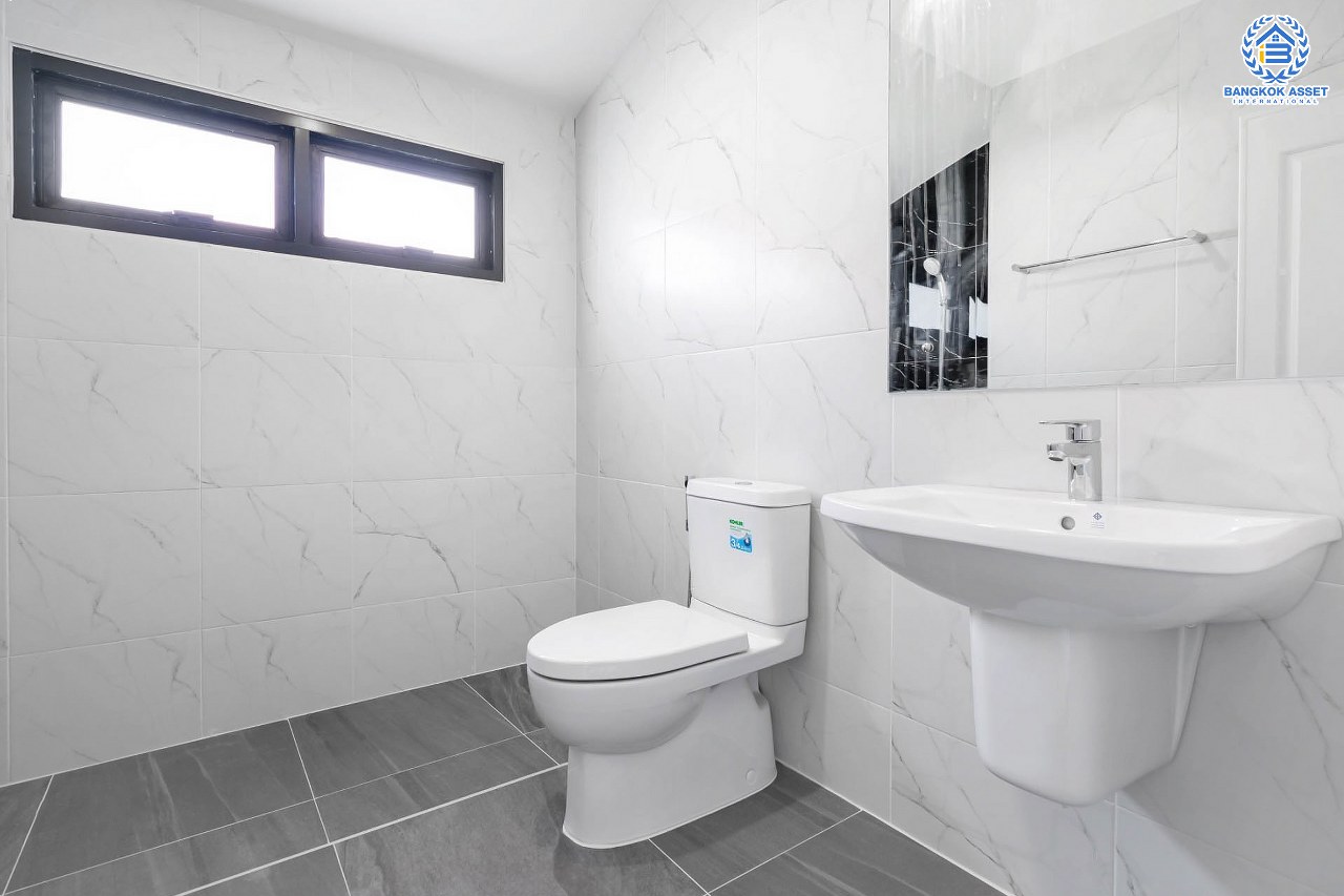 บ้านมือสองตกแต่งใหม่ หลังใหญ่ ดีไซน์สวย เนื้อที่ 73 ตร.ว. ม.ศรีบัณฑิต3 #ทำเลโซนเมือง วงศ์สว่าง-พระราม7 ฟังก์ชั่น 4 ห้องนอน 3 ห้องน้ำ มี Terrace กว้าง พร้อมพื้นที่สนามหญ้า 100 ตร.ม. รองรับทุกกิจกรรม Outdoor บนทำเลเชื่อมต่อหลายเส้นทาง ใกล้จุดขึ้นทางด่วน "ศรีรัช" และรถไฟฟ้า "สถานีบางอ้อ"