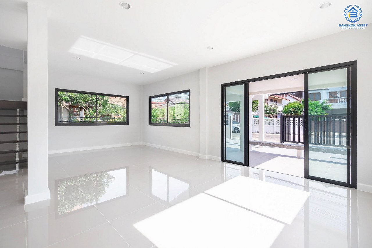 บ้านมือสองตกแต่งใหม่ หลังใหญ่ ดีไซน์สวย เนื้อที่ 73 ตร.ว. ม.ศรีบัณฑิต3 #ทำเลโซนเมือง วงศ์สว่าง-พระราม7 ฟังก์ชั่น 4 ห้องนอน 3 ห้องน้ำ มี Terrace กว้าง พร้อมพื้นที่สนามหญ้า 100 ตร.ม. รองรับทุกกิจกรรม Outdoor บนทำเลเชื่อมต่อหลายเส้นทาง ใกล้จุดขึ้นทางด่วน "ศรีรัช" และรถไฟฟ้า "สถานีบางอ้อ"