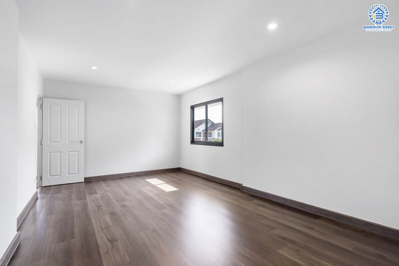 บ้านมือสองตกแต่งใหม่ หลังใหญ่ ดีไซน์สวย เนื้อที่ 73 ตร.ว. ม.ศรีบัณฑิต3 #ทำเลโซนเมือง วงศ์สว่าง-พระราม7 ฟังก์ชั่น 4 ห้องนอน 3 ห้องน้ำ มี Terrace กว้าง พร้อมพื้นที่สนามหญ้า 100 ตร.ม. รองรับทุกกิจกรรม Outdoor บนทำเลเชื่อมต่อหลายเส้นทาง ใกล้จุดขึ้นทางด่วน "ศรีรัช" และรถไฟฟ้า "สถานีบางอ้อ"