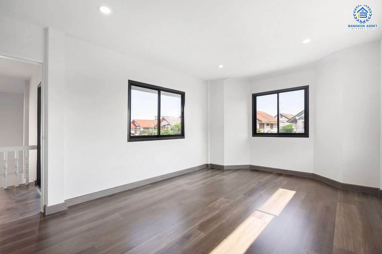 บ้านมือสองตกแต่งใหม่ หลังใหญ่ ดีไซน์สวย เนื้อที่ 73 ตร.ว. ม.ศรีบัณฑิต3 #ทำเลโซนเมือง วงศ์สว่าง-พระราม7 ฟังก์ชั่น 4 ห้องนอน 3 ห้องน้ำ มี Terrace กว้าง พร้อมพื้นที่สนามหญ้า 100 ตร.ม. รองรับทุกกิจกรรม Outdoor บนทำเลเชื่อมต่อหลายเส้นทาง ใกล้จุดขึ้นทางด่วน "ศรีรัช" และรถไฟฟ้า "สถานีบางอ้อ"