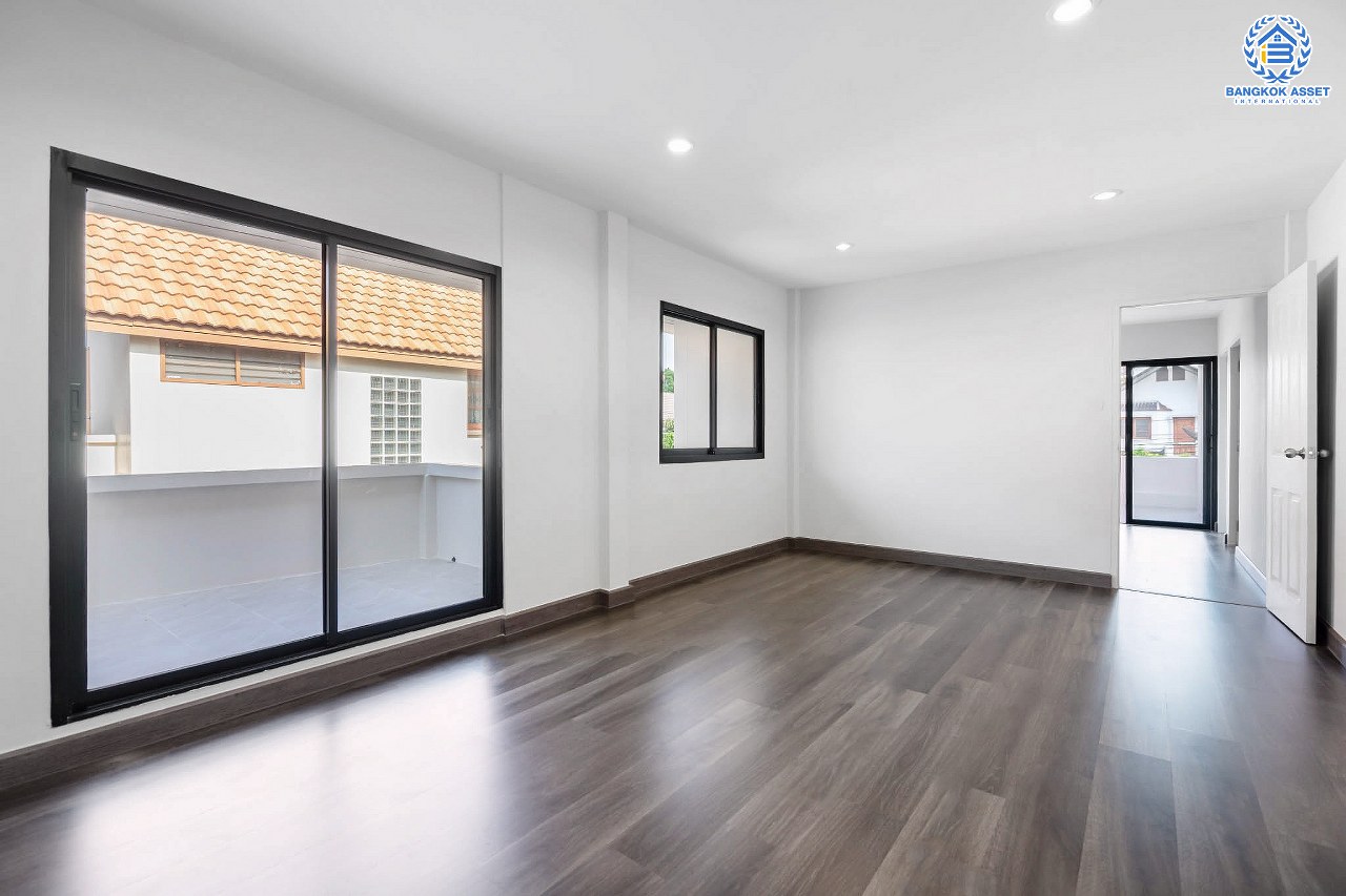 บ้านมือสองตกแต่งใหม่ หลังใหญ่ ดีไซน์สวย เนื้อที่ 73 ตร.ว. ม.ศรีบัณฑิต3 #ทำเลโซนเมือง วงศ์สว่าง-พระราม7 ฟังก์ชั่น 4 ห้องนอน 3 ห้องน้ำ มี Terrace กว้าง พร้อมพื้นที่สนามหญ้า 100 ตร.ม. รองรับทุกกิจกรรม Outdoor บนทำเลเชื่อมต่อหลายเส้นทาง ใกล้จุดขึ้นทางด่วน "ศรีรัช" และรถไฟฟ้า "สถานีบางอ้อ"