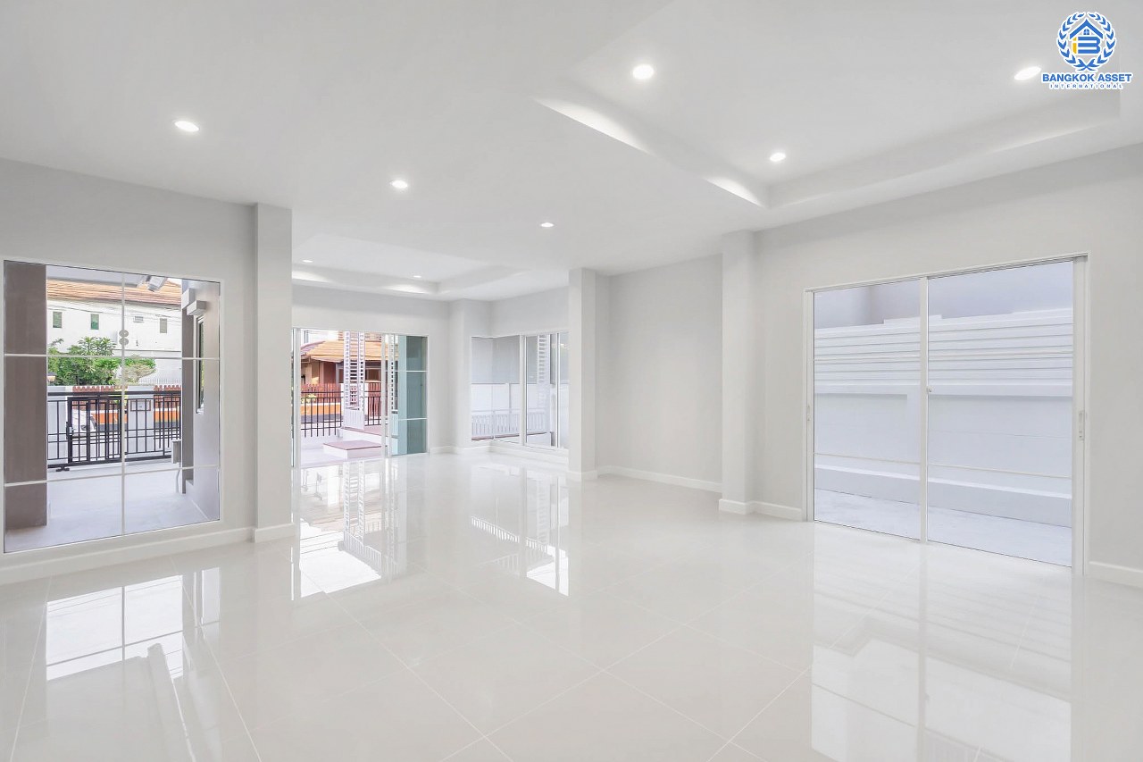 บ้านมือสองตกแต่งใหม่ ถนนเมน! โซนต้นโครงการ ม.ลัดดาวิลล์ บ้านกล้วย-ไทรน้อย หลังใหญ่ตกแต่งสไตล์ Classic เนื้อที่ 58.1 ตร.ว. ฟังก์ชั่นพร้อม 3 ห้องนอน 3 ห้องน้ำ ตอบโจทย์ทุกการอยู่อาศัย บนทำเลคุณภาพ! ถ.กาญจนาภิเษก ใกล้เซ็นทรัลเวสต์เกต และ รถไฟฟ้า "สถานีคลองบางไผ่"...