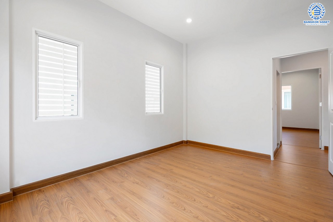 บ้านมือสองตกแต่งใหม่ ถนนเมน! โซนต้นโครงการ ม.ลัดดาวิลล์ บ้านกล้วย-ไทรน้อย หลังใหญ่ตกแต่งสไตล์ Classic เนื้อที่ 58.1 ตร.ว. ฟังก์ชั่นพร้อม 3 ห้องนอน 3 ห้องน้ำ ตอบโจทย์ทุกการอยู่อาศัย บนทำเลคุณภาพ! ถ.กาญจนาภิเษก ใกล้เซ็นทรัลเวสต์เกต และ รถไฟฟ้า "สถานีคลองบางไผ่"...