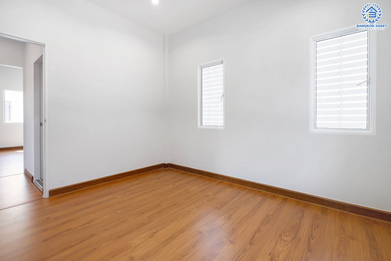 บ้านมือสองตกแต่งใหม่ ถนนเมน! โซนต้นโครงการ ม.ลัดดาวิลล์ บ้านกล้วย-ไทรน้อย หลังใหญ่ตกแต่งสไตล์ Classic เนื้อที่ 58.1 ตร.ว. ฟังก์ชั่นพร้อม 3 ห้องนอน 3 ห้องน้ำ ตอบโจทย์ทุกการอยู่อาศัย บนทำเลคุณภาพ! ถ.กาญจนาภิเษก ใกล้เซ็นทรัลเวสต์เกต และ รถไฟฟ้า "สถานีคลองบางไผ่"...