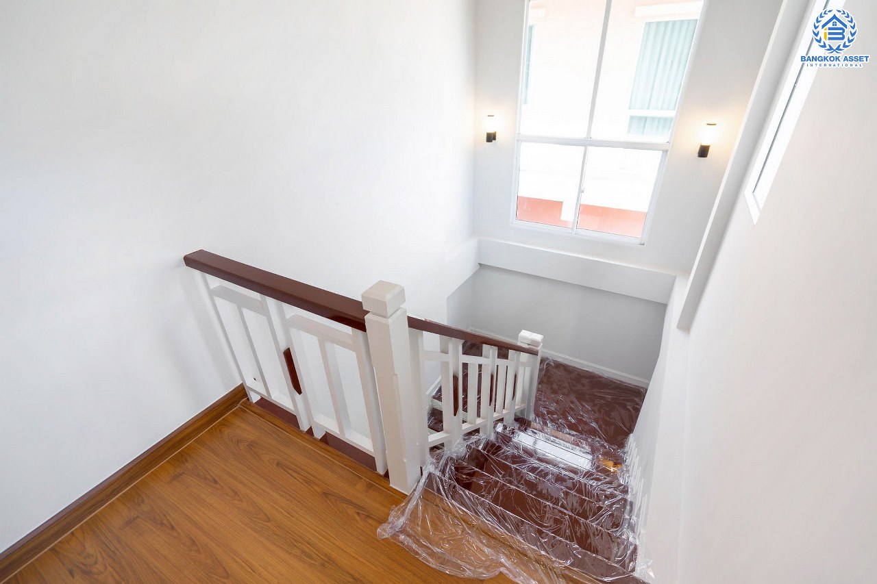 บ้านมือสองตกแต่งใหม่ ถนนเมน! โซนต้นโครงการ ม.ลัดดาวิลล์ บ้านกล้วย-ไทรน้อย หลังใหญ่ตกแต่งสไตล์ Classic เนื้อที่ 58.1 ตร.ว. ฟังก์ชั่นพร้อม 3 ห้องนอน 3 ห้องน้ำ ตอบโจทย์ทุกการอยู่อาศัย บนทำเลคุณภาพ! ถ.กาญจนาภิเษก ใกล้เซ็นทรัลเวสต์เกต และ รถไฟฟ้า "สถานีคลองบางไผ่"...