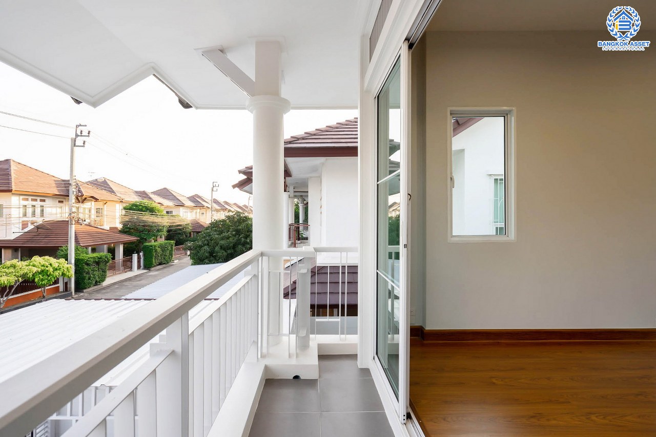 บ้านมือสองตกแต่งใหม่ ถนนเมน! โซนต้นโครงการ ม.ลัดดาวิลล์ บ้านกล้วย-ไทรน้อย หลังใหญ่ตกแต่งสไตล์ Classic เนื้อที่ 58.1 ตร.ว. ฟังก์ชั่นพร้อม 3 ห้องนอน 3 ห้องน้ำ ตอบโจทย์ทุกการอยู่อาศัย บนทำเลคุณภาพ! ถ.กาญจนาภิเษก ใกล้เซ็นทรัลเวสต์เกต และ รถไฟฟ้า "สถานีคลองบางไผ่"...