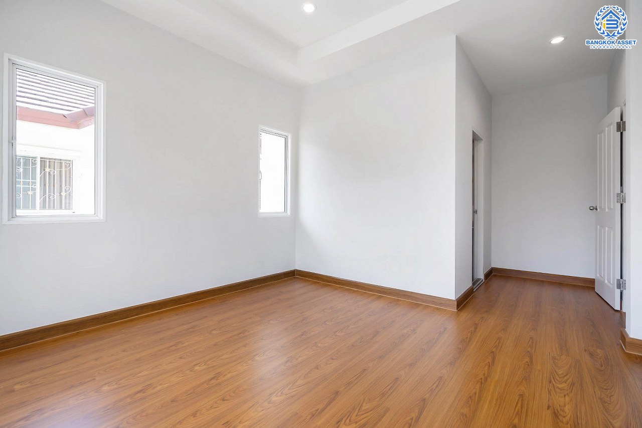 บ้านมือสองตกแต่งใหม่ ถนนเมน! โซนต้นโครงการ ม.ลัดดาวิลล์ บ้านกล้วย-ไทรน้อย หลังใหญ่ตกแต่งสไตล์ Classic เนื้อที่ 58.1 ตร.ว. ฟังก์ชั่นพร้อม 3 ห้องนอน 3 ห้องน้ำ ตอบโจทย์ทุกการอยู่อาศัย บนทำเลคุณภาพ! ถ.กาญจนาภิเษก ใกล้เซ็นทรัลเวสต์เกต และ รถไฟฟ้า "สถานีคลองบางไผ่"...