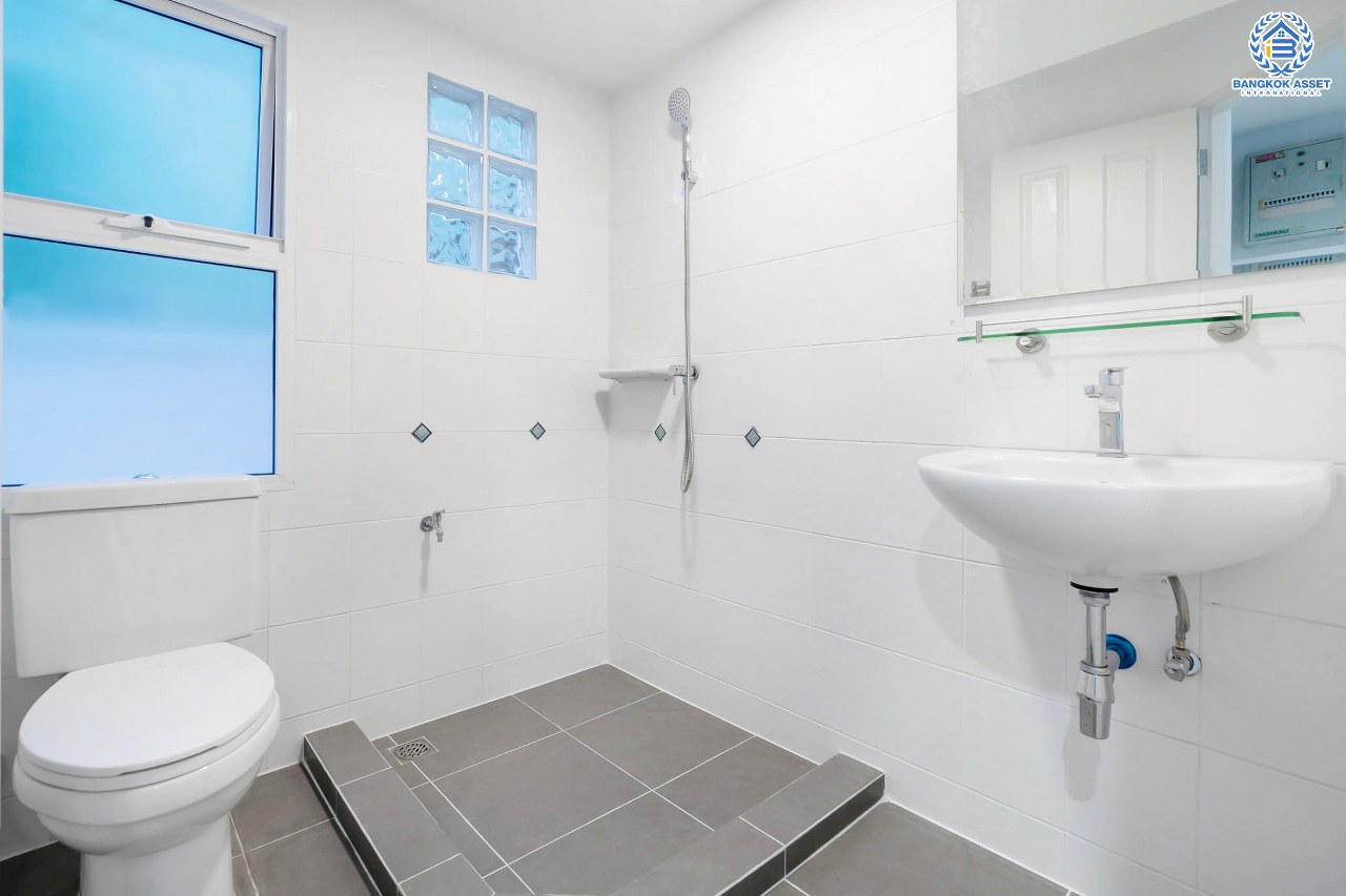 บ้านมือสองตกแต่งใหม่ คุณภาพแบรนด์ LH #หลังมุม ม.ชลลดา บางใหญ่-เซ็นทรัลเวสต์เกต เนื้อที่ 54.1 ตร.ว. ฟังก์ชั่น 3 ห้องนอน 2 ห้องน้ำ 2 ที่จอดรถ Facilities ครบครัน พร้อมทุกการเข้าอยู่ บนทำเลเดินทางสะดวก ใกล้ถ.กาญจนาภิเษก เพียง 10 นาทีถึงรถไฟฟ้า "สถานีคลองบางไผ่"