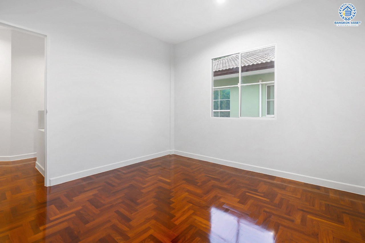 บ้านมือสองตกแต่งใหม่ คุณภาพแบรนด์ LH #หลังมุม ม.ชลลดา บางใหญ่-เซ็นทรัลเวสต์เกต เนื้อที่ 54.1 ตร.ว. ฟังก์ชั่น 3 ห้องนอน 2 ห้องน้ำ 2 ที่จอดรถ Facilities ครบครัน พร้อมทุกการเข้าอยู่ บนทำเลเดินทางสะดวก ใกล้ถ.กาญจนาภิเษก เพียง 10 นาทีถึงรถไฟฟ้า "สถานีคลองบางไผ่"