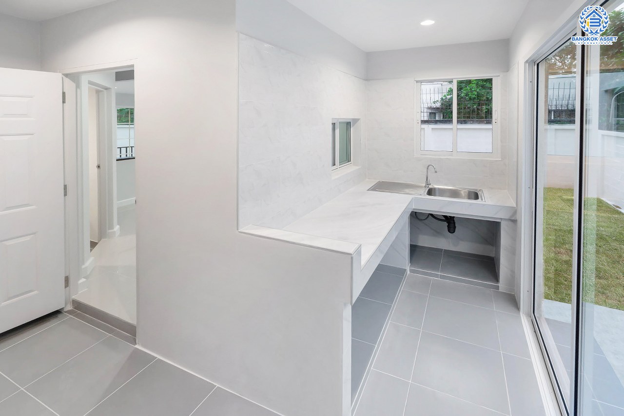 บ้านมือสองตกแต่งใหม่ คุณภาพแบรนด์ LH #หลังมุม ม.ชลลดา บางใหญ่-เซ็นทรัลเวสต์เกต เนื้อที่ 54.1 ตร.ว. ฟังก์ชั่น 3 ห้องนอน 2 ห้องน้ำ 2 ที่จอดรถ Facilities ครบครัน พร้อมทุกการเข้าอยู่ บนทำเลเดินทางสะดวก ใกล้ถ.กาญจนาภิเษก เพียง 10 นาทีถึงรถไฟฟ้า "สถานีคลองบางไผ่"