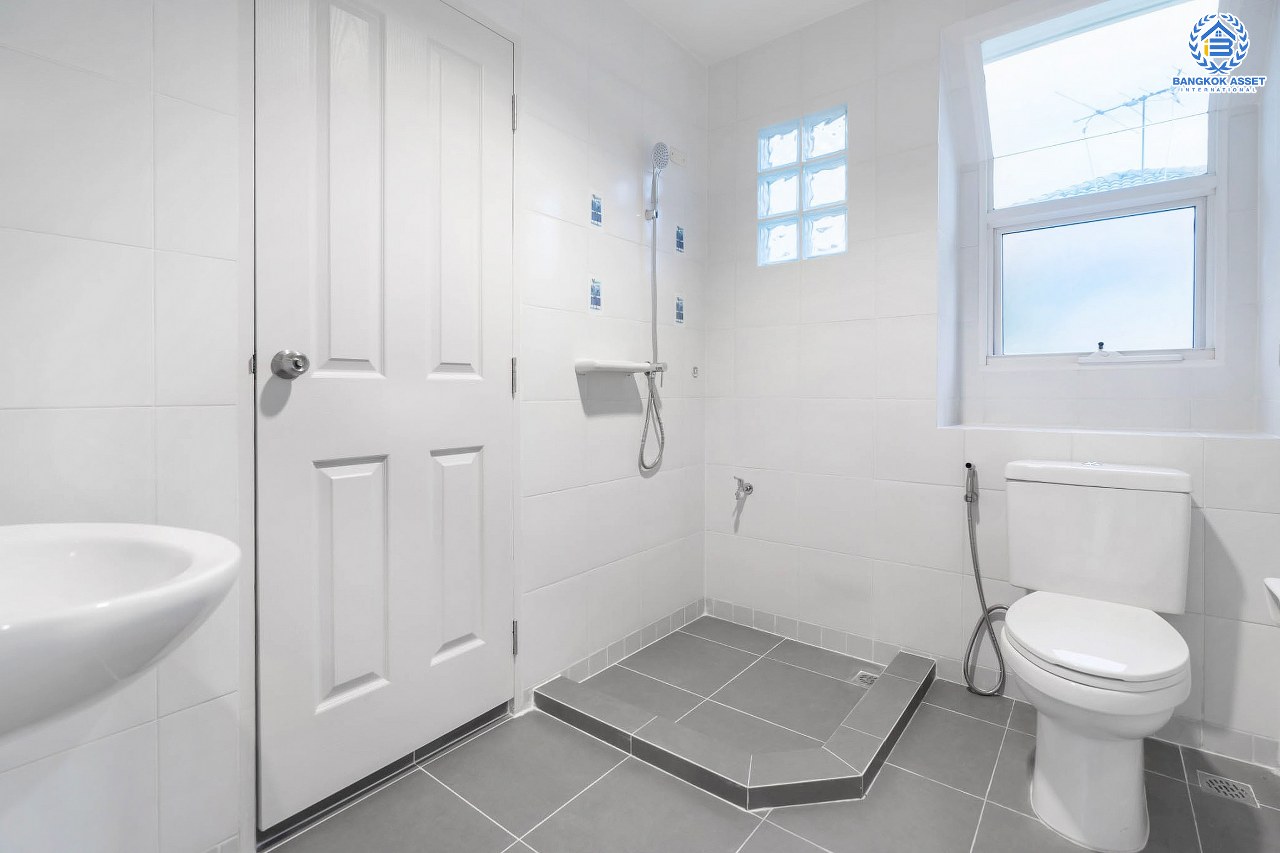 บ้านมือสองตกแต่งใหม่ คุณภาพแบรนด์ LH #หลังมุม ม.ชลลดา บางใหญ่-เซ็นทรัลเวสต์เกต เนื้อที่ 54.1 ตร.ว. ฟังก์ชั่น 3 ห้องนอน 2 ห้องน้ำ 2 ที่จอดรถ Facilities ครบครัน พร้อมทุกการเข้าอยู่ บนทำเลเดินทางสะดวก ใกล้ถ.กาญจนาภิเษก เพียง 10 นาทีถึงรถไฟฟ้า "สถานีคลองบางไผ่"