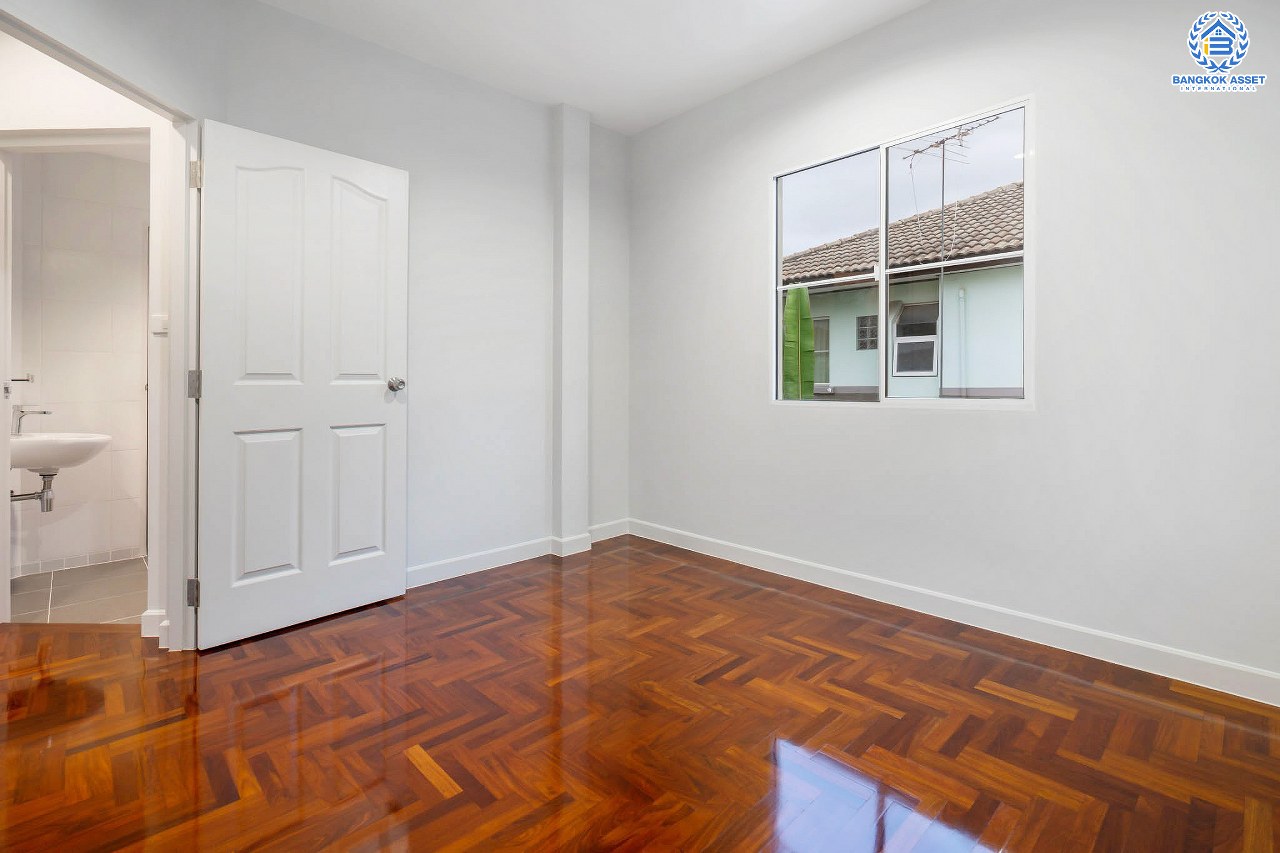 บ้านมือสองตกแต่งใหม่ คุณภาพแบรนด์ LH #หลังมุม ม.ชลลดา บางใหญ่-เซ็นทรัลเวสต์เกต เนื้อที่ 54.1 ตร.ว. ฟังก์ชั่น 3 ห้องนอน 2 ห้องน้ำ 2 ที่จอดรถ Facilities ครบครัน พร้อมทุกการเข้าอยู่ บนทำเลเดินทางสะดวก ใกล้ถ.กาญจนาภิเษก เพียง 10 นาทีถึงรถไฟฟ้า "สถานีคลองบางไผ่"