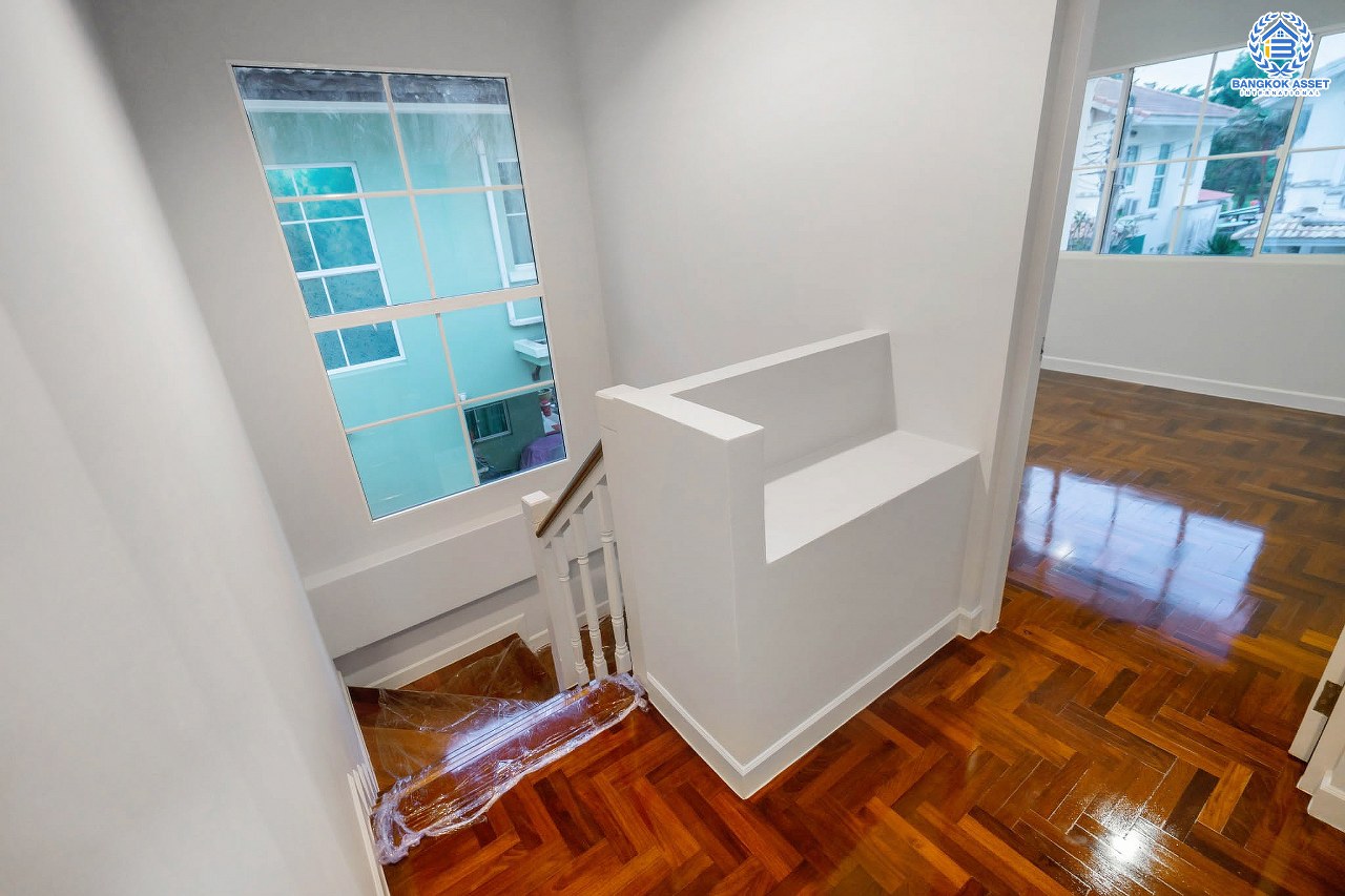 บ้านมือสองตกแต่งใหม่ คุณภาพแบรนด์ LH #หลังมุม ม.ชลลดา บางใหญ่-เซ็นทรัลเวสต์เกต เนื้อที่ 54.1 ตร.ว. ฟังก์ชั่น 3 ห้องนอน 2 ห้องน้ำ 2 ที่จอดรถ Facilities ครบครัน พร้อมทุกการเข้าอยู่ บนทำเลเดินทางสะดวก ใกล้ถ.กาญจนาภิเษก เพียง 10 นาทีถึงรถไฟฟ้า "สถานีคลองบางไผ่"