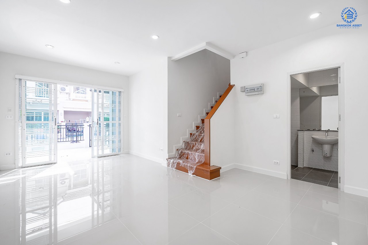 บ้านมือสองตกแต่งใหม่ จาก Property Perfect โครงการ เดอะวิลล่า ราชพฤกษ์-ท่าอิฐ  ตกแต่งพร้อมเข้าอยู่ เนื้อที่ 18 ตร.ว. ฟังก์ชั่นครบ 3 ห้องนอน 2 ห้องน้ำ รองรับทุกการอยู่อาศัย บนทำเลใกล้รถไฟฟ้า สถานีบางรักน้อยท่าอิฐ เชื่อมต่อทั้งถ.รัตนาธิเบศร์ และถ.ราชพฤกษ์...