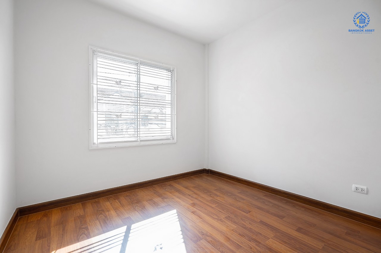 บ้านมือสองตกแต่งใหม่ จาก Property Perfect โครงการ เดอะวิลล่า ราชพฤกษ์-ท่าอิฐ  ตกแต่งพร้อมเข้าอยู่ เนื้อที่ 18 ตร.ว. ฟังก์ชั่นครบ 3 ห้องนอน 2 ห้องน้ำ รองรับทุกการอยู่อาศัย บนทำเลใกล้รถไฟฟ้า สถานีบางรักน้อยท่าอิฐ เชื่อมต่อทั้งถ.รัตนาธิเบศร์ และถ.ราชพฤกษ์...