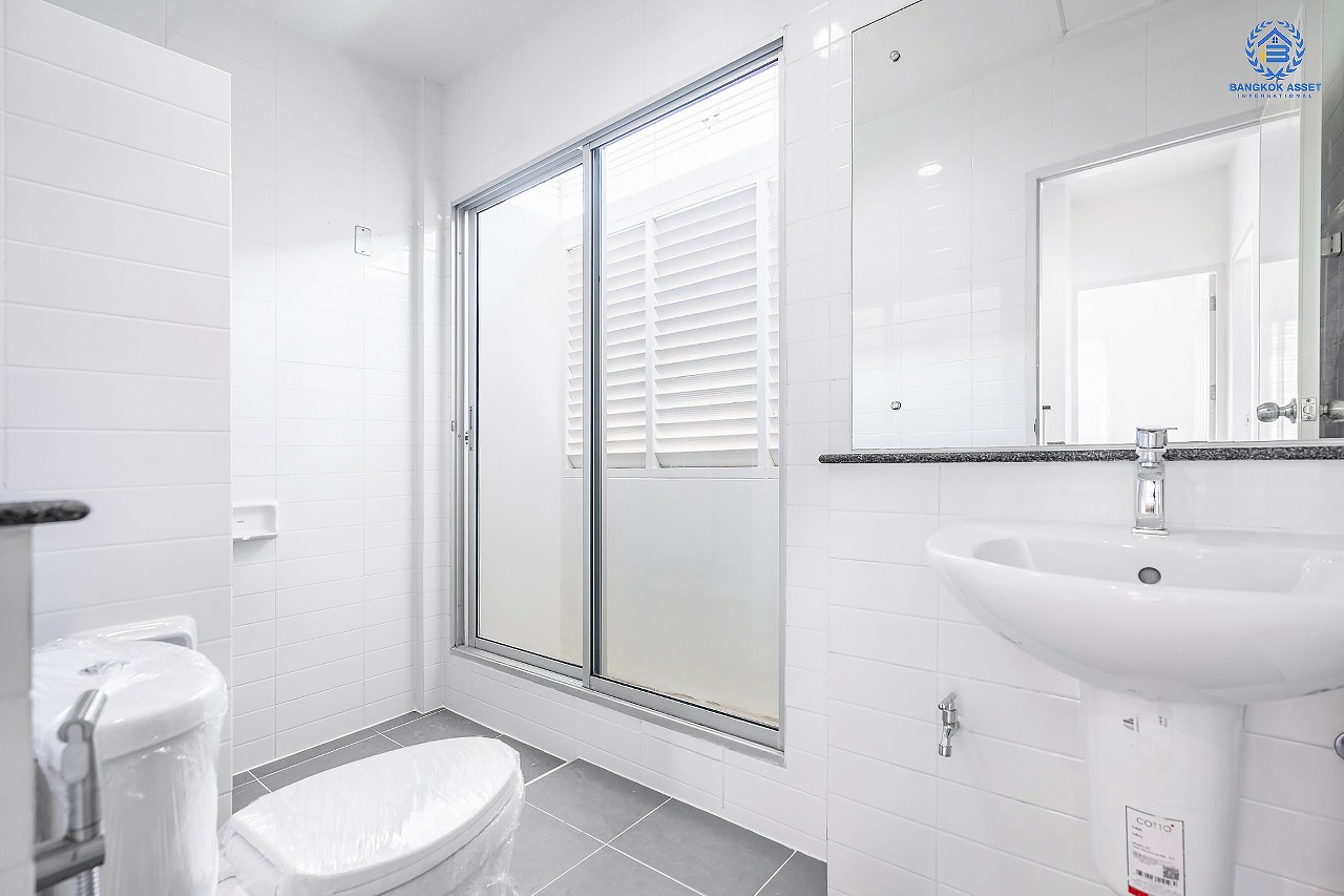 บ้านมือสองตกแต่งใหม่ จาก Property Perfect โครงการ เดอะวิลล่า ราชพฤกษ์-ท่าอิฐ  ตกแต่งพร้อมเข้าอยู่ เนื้อที่ 18 ตร.ว. ฟังก์ชั่นครบ 3 ห้องนอน 2 ห้องน้ำ รองรับทุกการอยู่อาศัย บนทำเลใกล้รถไฟฟ้า สถานีบางรักน้อยท่าอิฐ เชื่อมต่อทั้งถ.รัตนาธิเบศร์ และถ.ราชพฤกษ์...