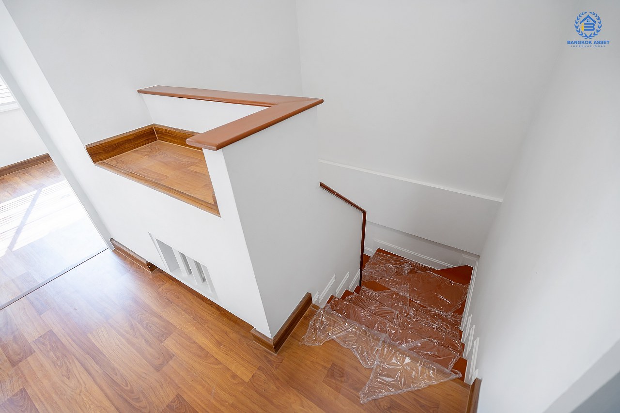 บ้านมือสองตกแต่งใหม่ จาก Property Perfect โครงการ เดอะวิลล่า ราชพฤกษ์-ท่าอิฐ  ตกแต่งพร้อมเข้าอยู่ เนื้อที่ 18 ตร.ว. ฟังก์ชั่นครบ 3 ห้องนอน 2 ห้องน้ำ รองรับทุกการอยู่อาศัย บนทำเลใกล้รถไฟฟ้า สถานีบางรักน้อยท่าอิฐ เชื่อมต่อทั้งถ.รัตนาธิเบศร์ และถ.ราชพฤกษ์...