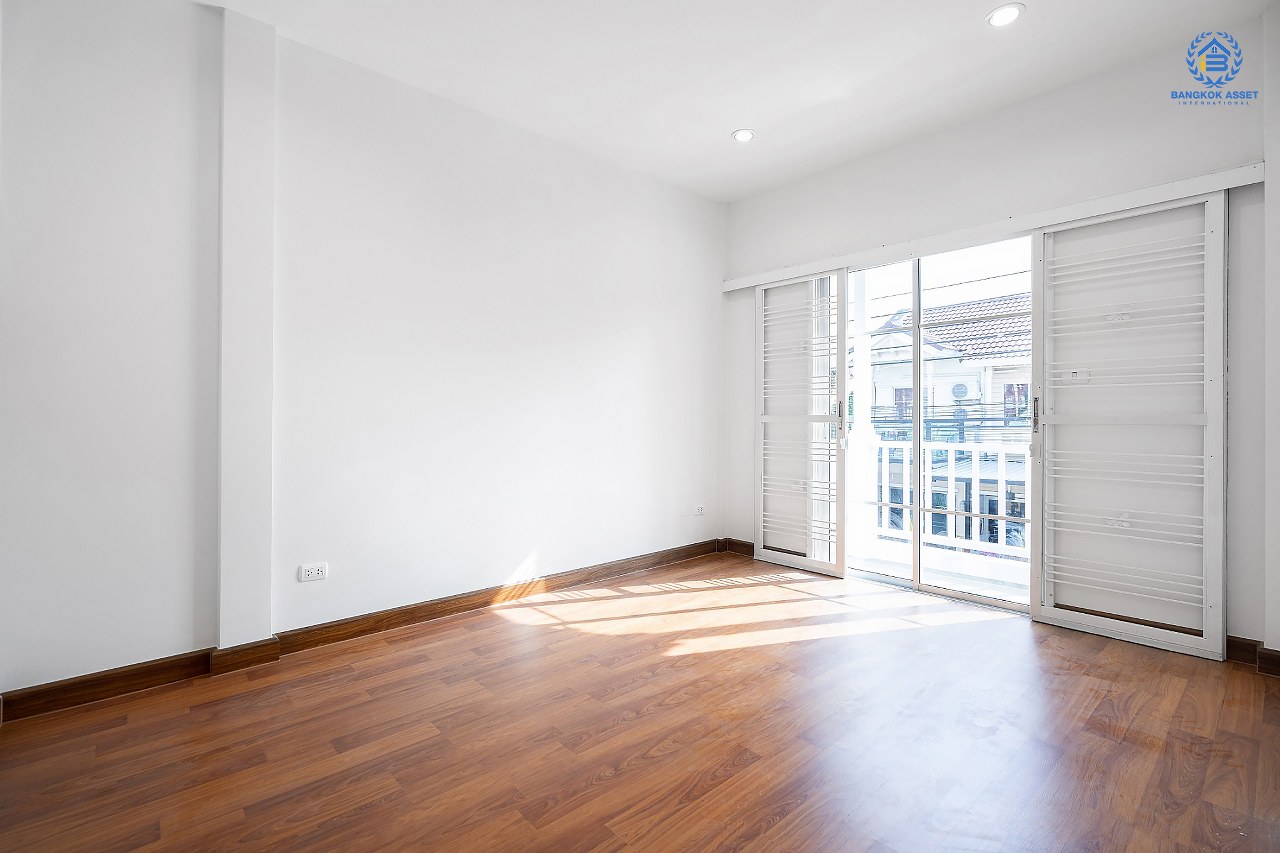 บ้านมือสองตกแต่งใหม่ จาก Property Perfect โครงการ เดอะวิลล่า ราชพฤกษ์-ท่าอิฐ  ตกแต่งพร้อมเข้าอยู่ เนื้อที่ 18 ตร.ว. ฟังก์ชั่นครบ 3 ห้องนอน 2 ห้องน้ำ รองรับทุกการอยู่อาศัย บนทำเลใกล้รถไฟฟ้า สถานีบางรักน้อยท่าอิฐ เชื่อมต่อทั้งถ.รัตนาธิเบศร์ และถ.ราชพฤกษ์...