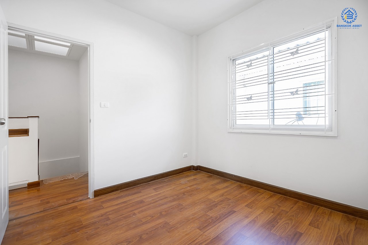 บ้านมือสองตกแต่งใหม่ จาก Property Perfect โครงการ เดอะวิลล่า ราชพฤกษ์-ท่าอิฐ  ตกแต่งพร้อมเข้าอยู่ เนื้อที่ 18 ตร.ว. ฟังก์ชั่นครบ 3 ห้องนอน 2 ห้องน้ำ รองรับทุกการอยู่อาศัย บนทำเลใกล้รถไฟฟ้า สถานีบางรักน้อยท่าอิฐ เชื่อมต่อทั้งถ.รัตนาธิเบศร์ และถ.ราชพฤกษ์...