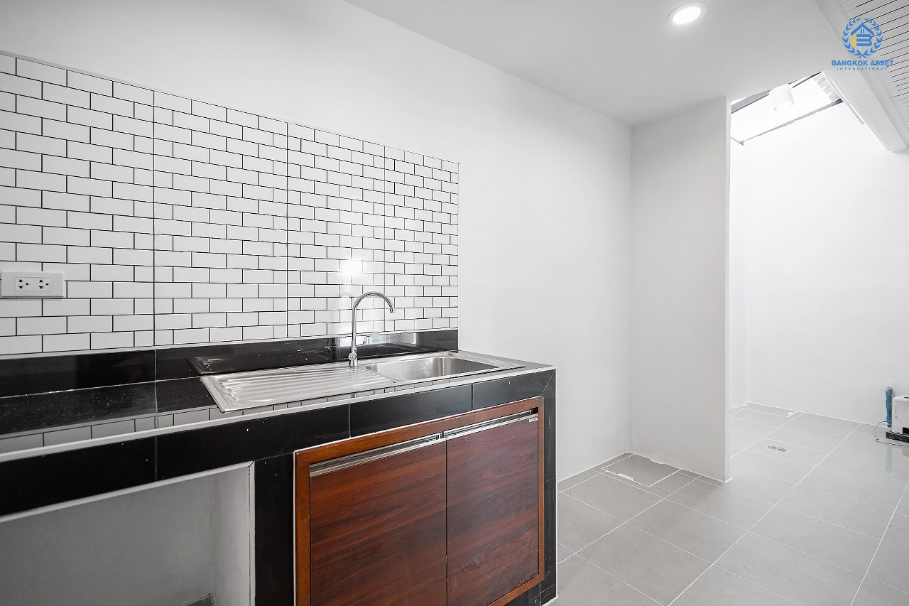 บ้านมือสองตกแต่งใหม่ จาก Property Perfect โครงการ เดอะวิลล่า ราชพฤกษ์-ท่าอิฐ  ตกแต่งพร้อมเข้าอยู่ เนื้อที่ 18 ตร.ว. ฟังก์ชั่นครบ 3 ห้องนอน 2 ห้องน้ำ รองรับทุกการอยู่อาศัย บนทำเลใกล้รถไฟฟ้า สถานีบางรักน้อยท่าอิฐ เชื่อมต่อทั้งถ.รัตนาธิเบศร์ และถ.ราชพฤกษ์...