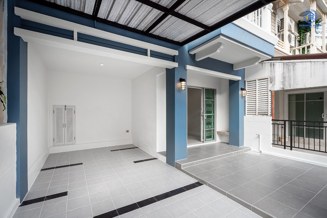 บ้านมือสองตกแต่งใหม่ จาก Property Perfect โครงการ เดอะวิลล่า ราชพฤกษ์-ท่าอิฐ  ตกแต่งพร้อมเข้าอยู่ เนื้อที่ 18 ตร.ว. ฟังก์ชั่นครบ 3 ห้องนอน 2 ห้องน้ำ รองรับทุกการอยู่อาศัย บนทำเลใกล้รถไฟฟ้า สถานีบางรักน้อยท่าอิฐ เชื่อมต่อทั้งถ.รัตนาธิเบศร์ และถ.ราชพฤกษ์...