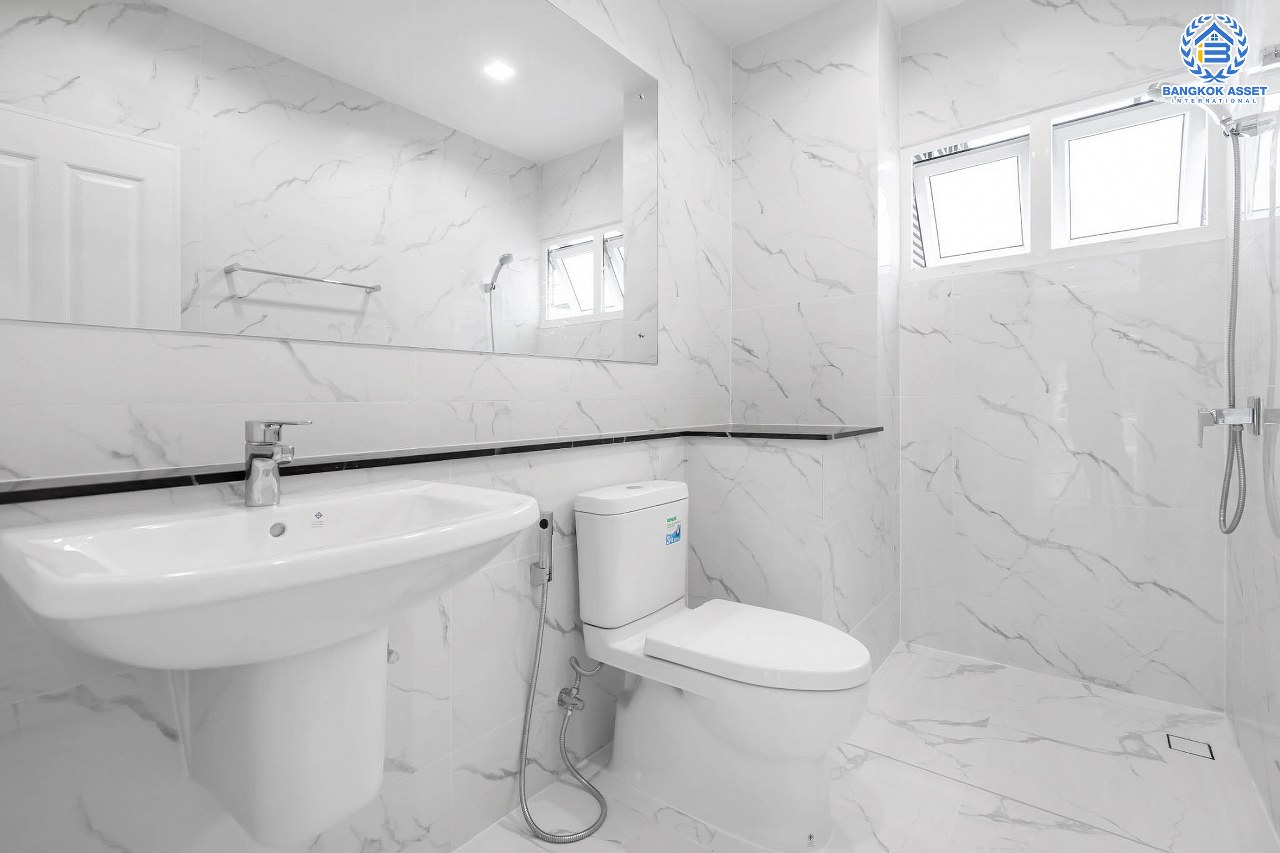 บ้านมือสองตกแต่งใหม่ แบรนด์ Property Perfect ม.เพอร์เฟคเพลส2 ติดถนนราชพฤกษ์ โซนใกล้สวนและทะเลสาบ หลังใหญ่ เนื้อที่ 61.9 ตร.ว. ฟังก์ชั่น 3 ห้องนอน 3 ห้องน้ำ จอดรถได้ถึง 4 คัน พร้อม Living Room บนทำเลติดถนนราชพฤกษ์ ใกล้วงเวียนพระราม5 และรถไฟฟ้า "สถานีบางรักน้อยท่าอิฐ"