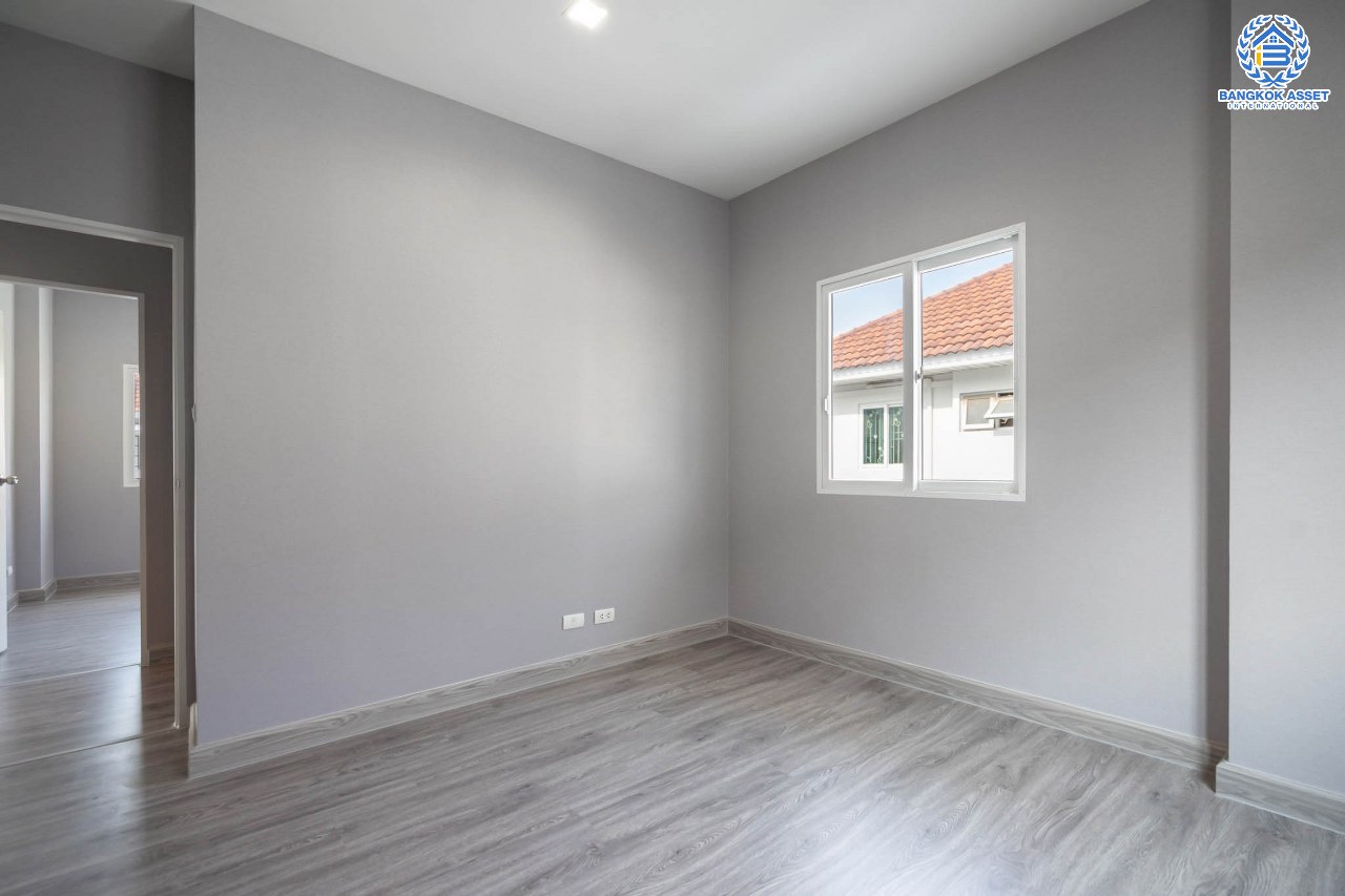 บ้านมือสองตกแต่งใหม่ แบรนด์ Property Perfect ม.เพอร์เฟคเพลส2 ติดถนนราชพฤกษ์ โซนใกล้สวนและทะเลสาบ หลังใหญ่ เนื้อที่ 61.9 ตร.ว. ฟังก์ชั่น 3 ห้องนอน 3 ห้องน้ำ จอดรถได้ถึง 4 คัน พร้อม Living Room บนทำเลติดถนนราชพฤกษ์ ใกล้วงเวียนพระราม5 และรถไฟฟ้า "สถานีบางรักน้อยท่าอิฐ"