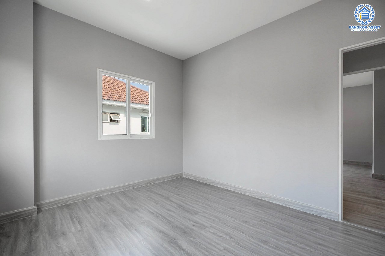 บ้านมือสองตกแต่งใหม่ แบรนด์ Property Perfect ม.เพอร์เฟคเพลส2 ติดถนนราชพฤกษ์ โซนใกล้สวนและทะเลสาบ หลังใหญ่ เนื้อที่ 61.9 ตร.ว. ฟังก์ชั่น 3 ห้องนอน 3 ห้องน้ำ จอดรถได้ถึง 4 คัน พร้อม Living Room บนทำเลติดถนนราชพฤกษ์ ใกล้วงเวียนพระราม5 และรถไฟฟ้า "สถานีบางรักน้อยท่าอิฐ"