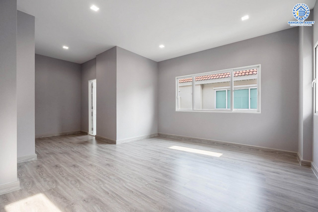 บ้านมือสองตกแต่งใหม่ แบรนด์ Property Perfect ม.เพอร์เฟคเพลส2 ติดถนนราชพฤกษ์ โซนใกล้สวนและทะเลสาบ หลังใหญ่ เนื้อที่ 61.9 ตร.ว. ฟังก์ชั่น 3 ห้องนอน 3 ห้องน้ำ จอดรถได้ถึง 4 คัน พร้อม Living Room บนทำเลติดถนนราชพฤกษ์ ใกล้วงเวียนพระราม5 และรถไฟฟ้า "สถานีบางรักน้อยท่าอิฐ"