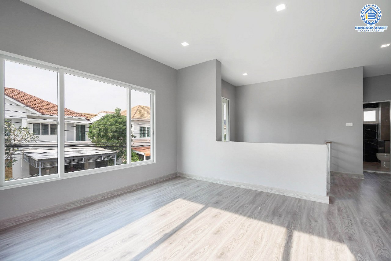 บ้านมือสองตกแต่งใหม่ แบรนด์ Property Perfect ม.เพอร์เฟคเพลส2 ติดถนนราชพฤกษ์ โซนใกล้สวนและทะเลสาบ หลังใหญ่ เนื้อที่ 61.9 ตร.ว. ฟังก์ชั่น 3 ห้องนอน 3 ห้องน้ำ จอดรถได้ถึง 4 คัน พร้อม Living Room บนทำเลติดถนนราชพฤกษ์ ใกล้วงเวียนพระราม5 และรถไฟฟ้า "สถานีบางรักน้อยท่าอิฐ"