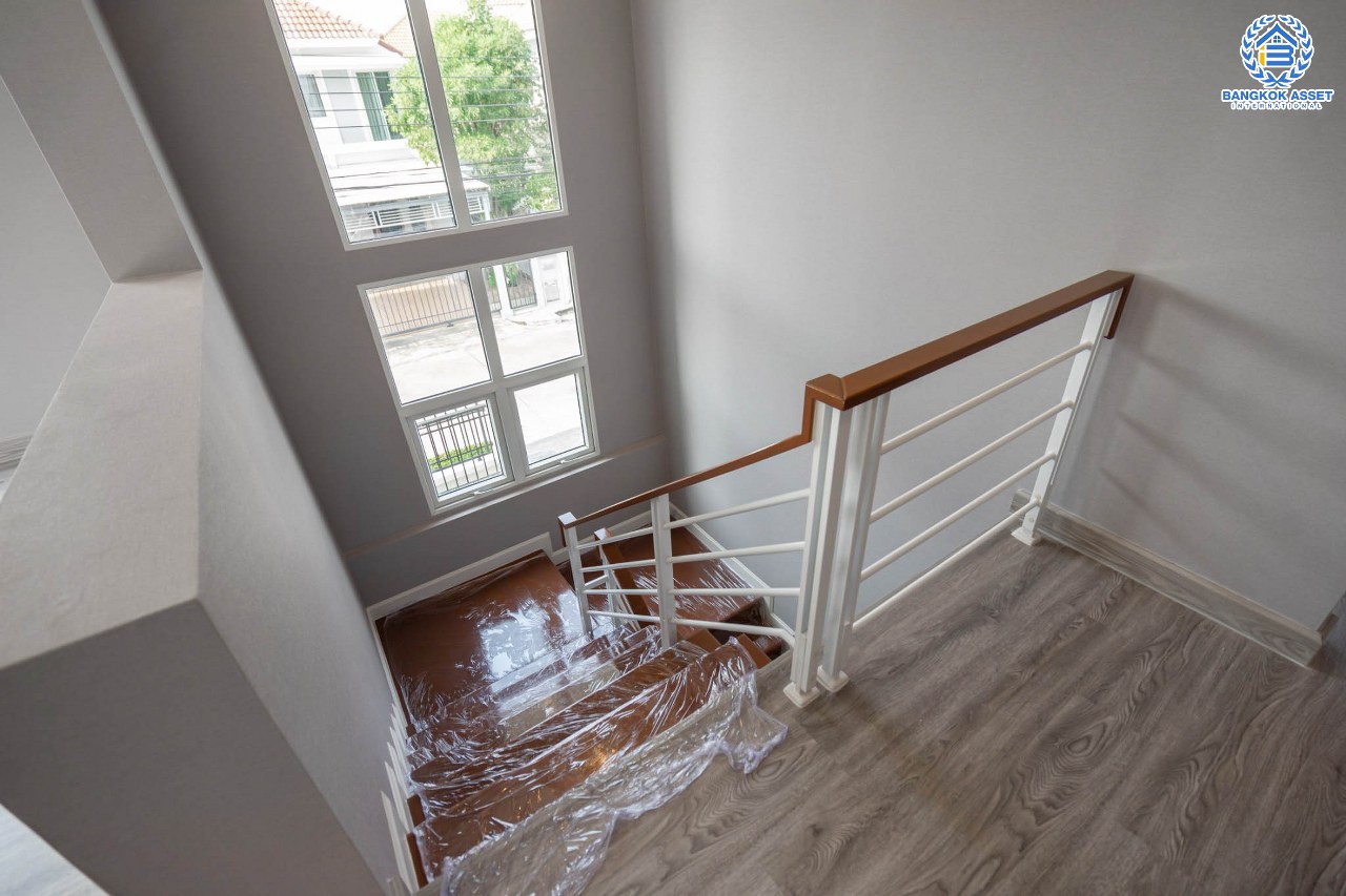 บ้านมือสองตกแต่งใหม่ แบรนด์ Property Perfect ม.เพอร์เฟคเพลส2 ติดถนนราชพฤกษ์ โซนใกล้สวนและทะเลสาบ หลังใหญ่ เนื้อที่ 61.9 ตร.ว. ฟังก์ชั่น 3 ห้องนอน 3 ห้องน้ำ จอดรถได้ถึง 4 คัน พร้อม Living Room บนทำเลติดถนนราชพฤกษ์ ใกล้วงเวียนพระราม5 และรถไฟฟ้า "สถานีบางรักน้อยท่าอิฐ"