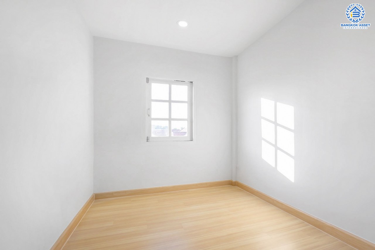 บ้านมือสองตกแต่งใหม่ ทาวน์โฮม 3 ชั้น #ทำเลโซนเมือง ม.พิชยนันท์ ติวานนท์-แคราย เนื้อที่ 19.4 ตร.ว. ฟังก์ชั่นจัดเต็ม 5 ห้องนอน 3 ห้องน้ำ พื้นที่ใช้สอยมากกว่า 200 ตร.ม. บนสุดยอดทำเล! เข้า-ออก 3 เส้นทาง ใกล้เดอะมอลล์งามวงศ์วาน จุดขึ้นทางด่วน "งามวงศ์วาน" และรถไฟฟ้าสถานี "กระทรวงสาธารณะสุข"