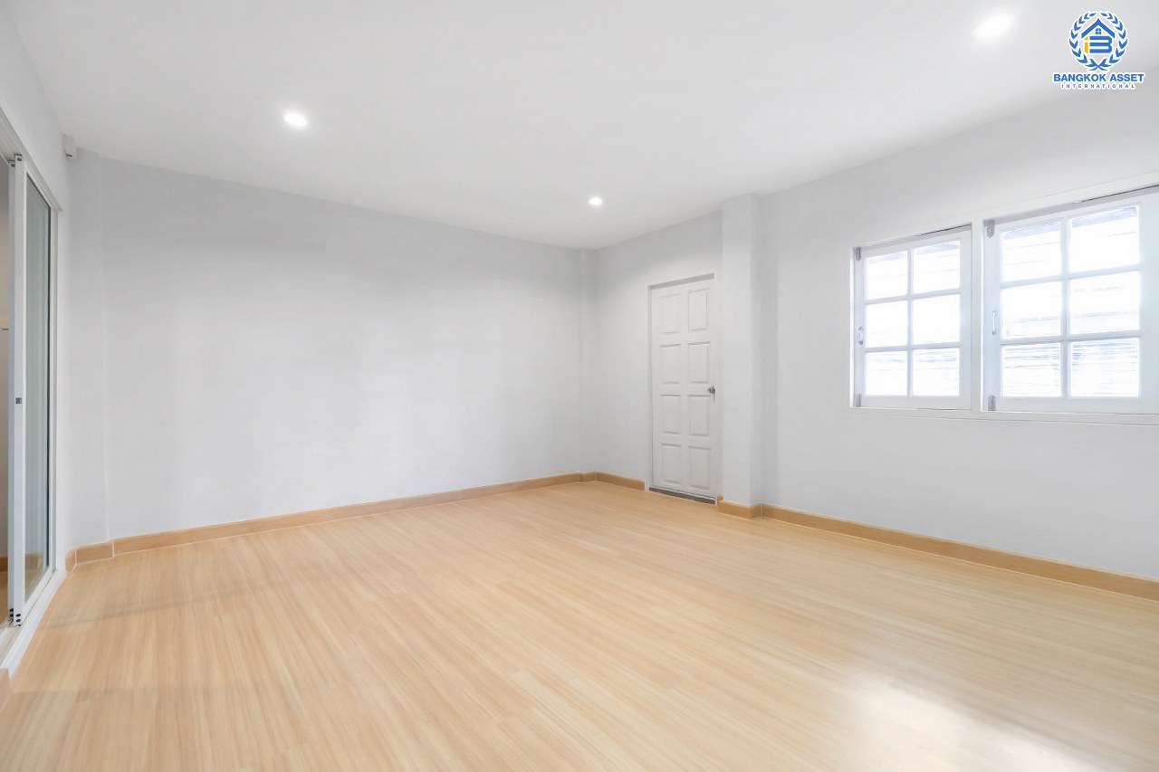 บ้านมือสองตกแต่งใหม่ ทาวน์โฮม 3 ชั้น #ทำเลโซนเมือง ม.พิชยนันท์ ติวานนท์-แคราย เนื้อที่ 19.4 ตร.ว. ฟังก์ชั่นจัดเต็ม 5 ห้องนอน 3 ห้องน้ำ พื้นที่ใช้สอยมากกว่า 200 ตร.ม. บนสุดยอดทำเล! เข้า-ออก 3 เส้นทาง ใกล้เดอะมอลล์งามวงศ์วาน จุดขึ้นทางด่วน "งามวงศ์วาน" และรถไฟฟ้าสถานี "กระทรวงสาธารณะสุข"