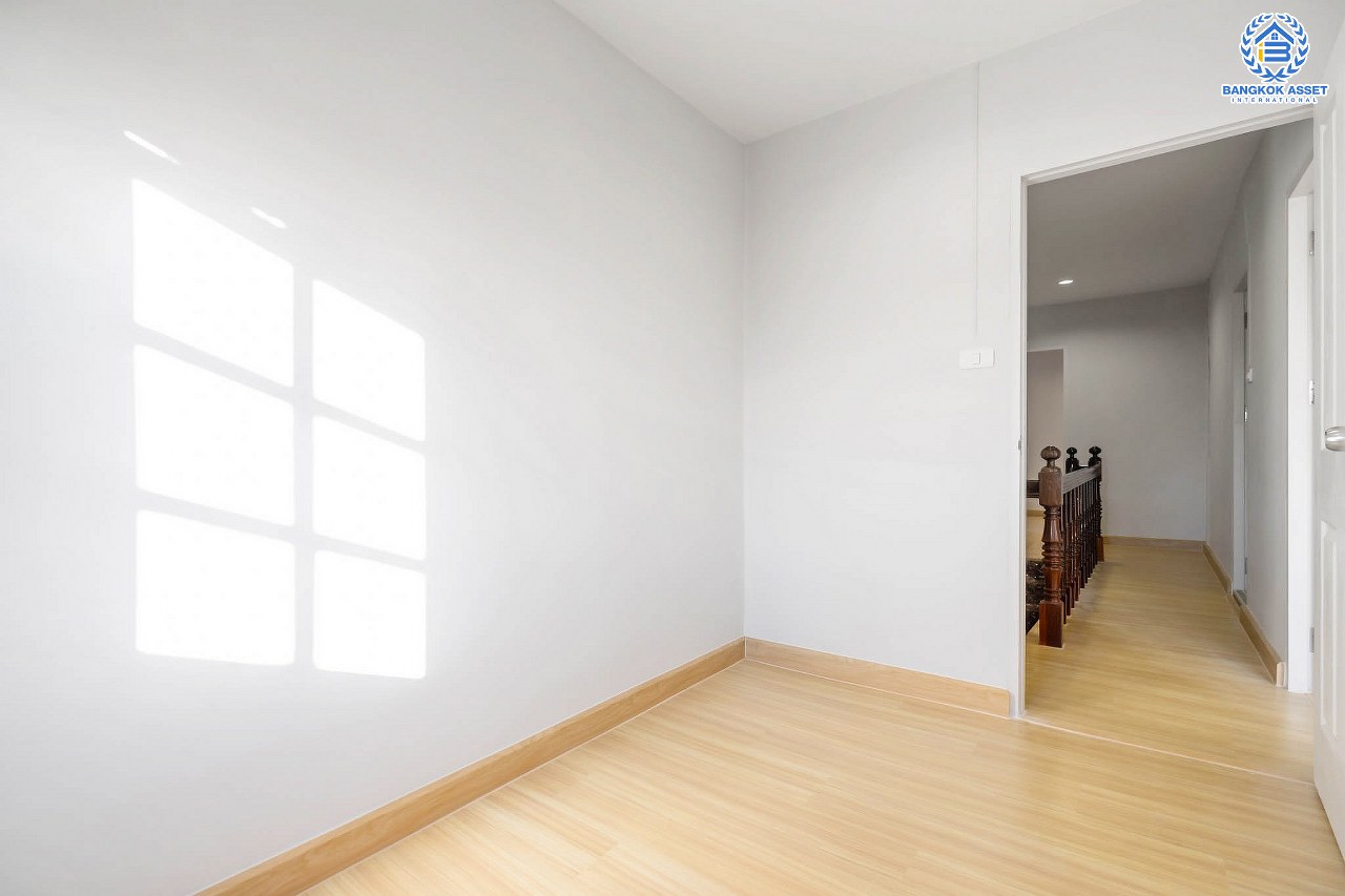 บ้านมือสองตกแต่งใหม่ ทาวน์โฮม 3 ชั้น #ทำเลโซนเมือง ม.พิชยนันท์ ติวานนท์-แคราย เนื้อที่ 19.4 ตร.ว. ฟังก์ชั่นจัดเต็ม 5 ห้องนอน 3 ห้องน้ำ พื้นที่ใช้สอยมากกว่า 200 ตร.ม. บนสุดยอดทำเล! เข้า-ออก 3 เส้นทาง ใกล้เดอะมอลล์งามวงศ์วาน จุดขึ้นทางด่วน "งามวงศ์วาน" และรถไฟฟ้าสถานี "กระทรวงสาธารณะสุข"