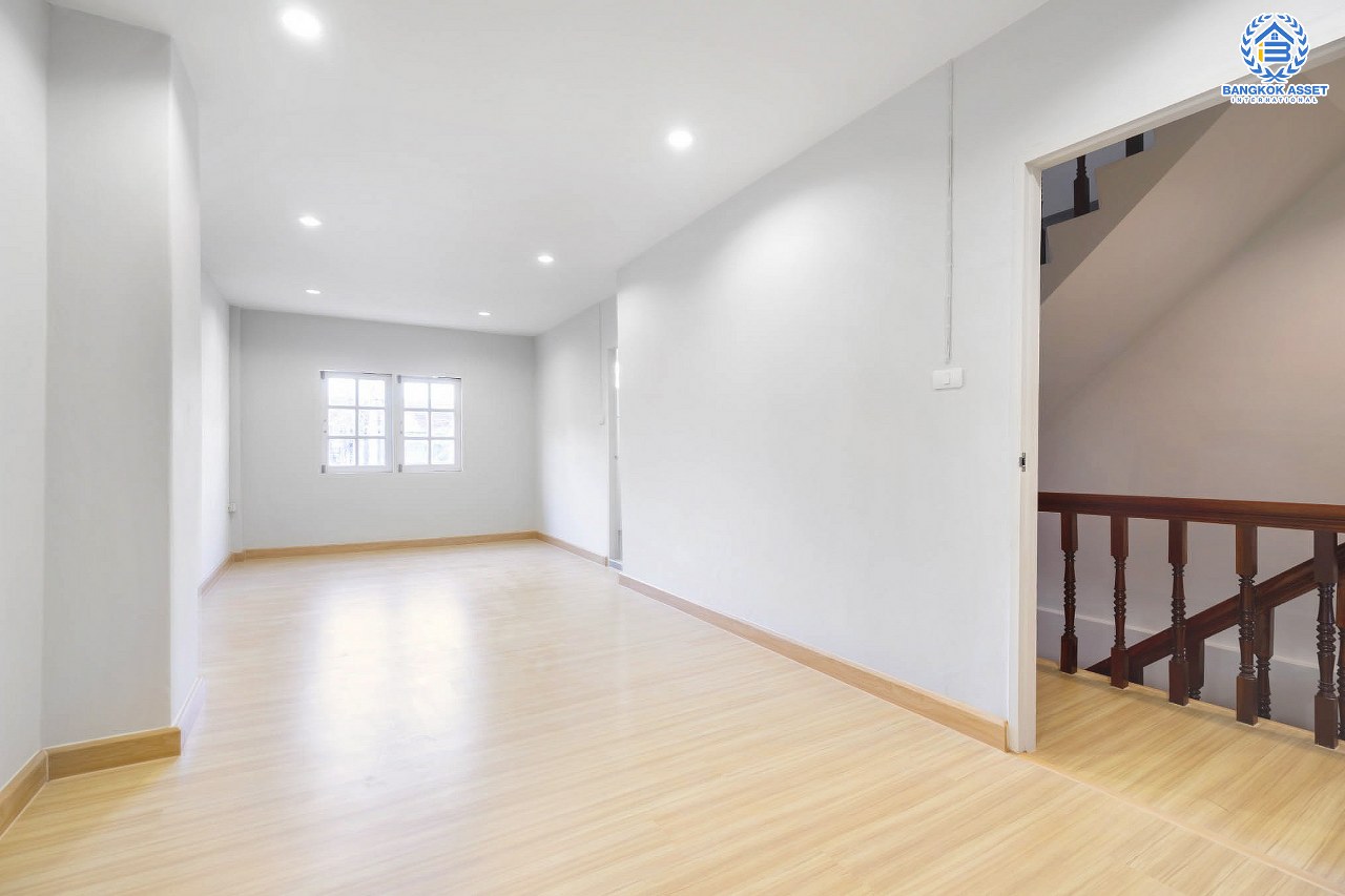 บ้านมือสองตกแต่งใหม่ ทาวน์โฮม 3 ชั้น #ทำเลโซนเมือง ม.พิชยนันท์ ติวานนท์-แคราย เนื้อที่ 19.4 ตร.ว. ฟังก์ชั่นจัดเต็ม 5 ห้องนอน 3 ห้องน้ำ พื้นที่ใช้สอยมากกว่า 200 ตร.ม. บนสุดยอดทำเล! เข้า-ออก 3 เส้นทาง ใกล้เดอะมอลล์งามวงศ์วาน จุดขึ้นทางด่วน "งามวงศ์วาน" และรถไฟฟ้าสถานี "กระทรวงสาธารณะสุข"