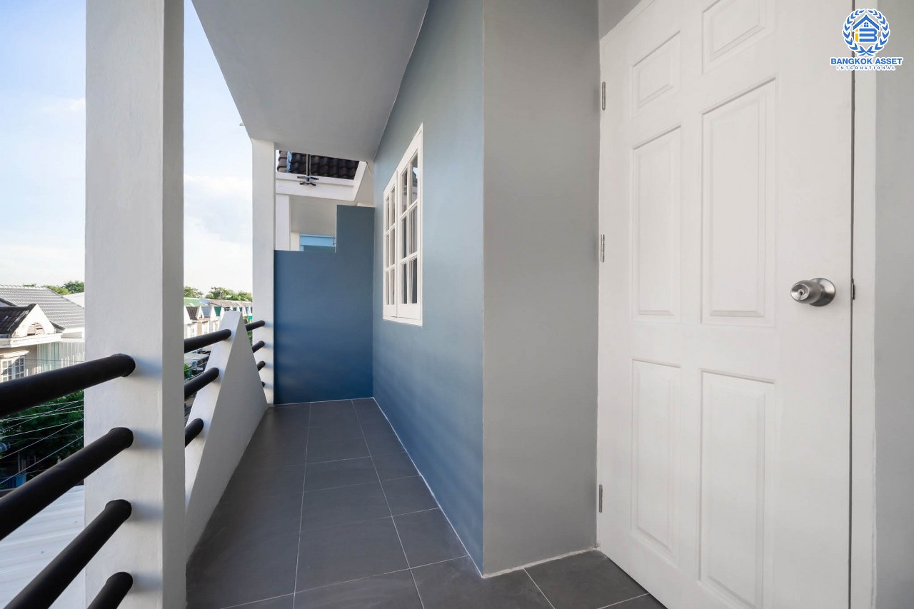 บ้านมือสองตกแต่งใหม่ ทาวน์โฮม 3 ชั้น #ทำเลโซนเมือง ม.พิชยนันท์ ติวานนท์-แคราย เนื้อที่ 19.4 ตร.ว. ฟังก์ชั่นจัดเต็ม 5 ห้องนอน 3 ห้องน้ำ พื้นที่ใช้สอยมากกว่า 200 ตร.ม. บนสุดยอดทำเล! เข้า-ออก 3 เส้นทาง ใกล้เดอะมอลล์งามวงศ์วาน จุดขึ้นทางด่วน "งามวงศ์วาน" และรถไฟฟ้าสถานี "กระทรวงสาธารณะสุข"