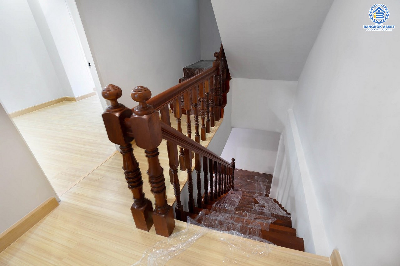 บ้านมือสองตกแต่งใหม่ ทาวน์โฮม 3 ชั้น #ทำเลโซนเมือง ม.พิชยนันท์ ติวานนท์-แคราย เนื้อที่ 19.4 ตร.ว. ฟังก์ชั่นจัดเต็ม 5 ห้องนอน 3 ห้องน้ำ พื้นที่ใช้สอยมากกว่า 200 ตร.ม. บนสุดยอดทำเล! เข้า-ออก 3 เส้นทาง ใกล้เดอะมอลล์งามวงศ์วาน จุดขึ้นทางด่วน "งามวงศ์วาน" และรถไฟฟ้าสถานี "กระทรวงสาธารณะสุข"