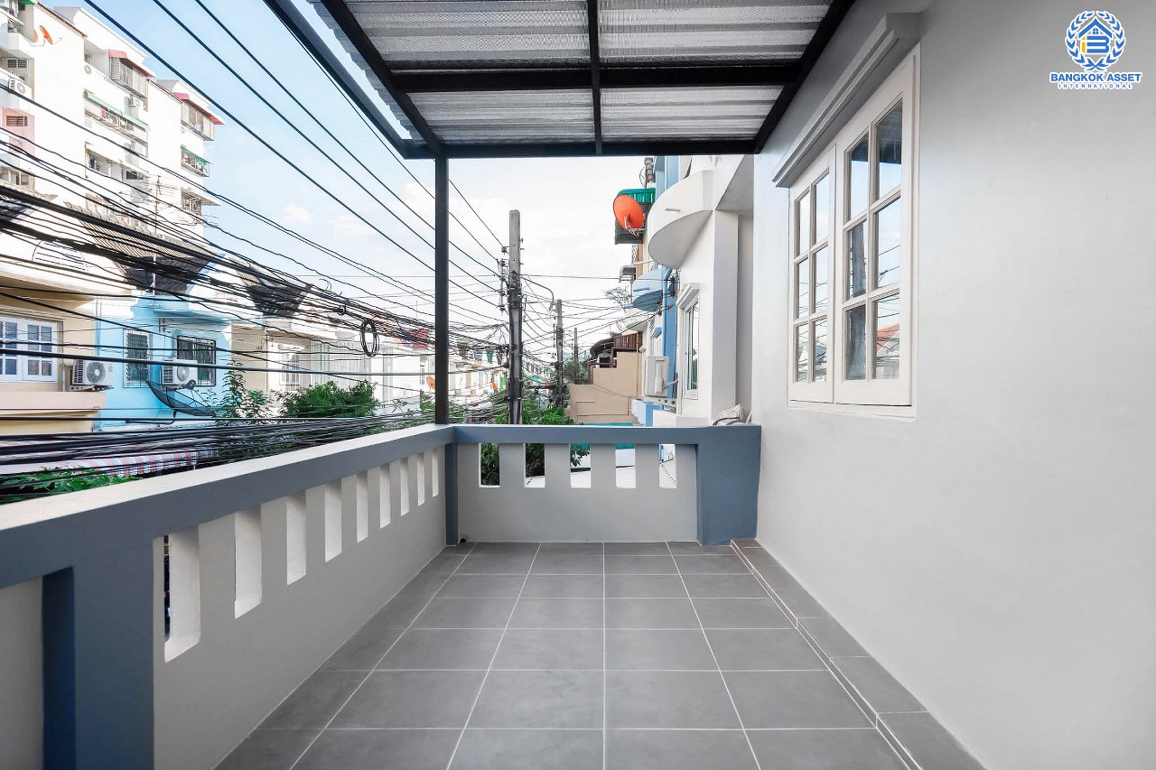 บ้านมือสองตกแต่งใหม่ ทาวน์โฮม 3 ชั้น #ทำเลโซนเมือง ม.พิชยนันท์ ติวานนท์-แคราย เนื้อที่ 19.4 ตร.ว. ฟังก์ชั่นจัดเต็ม 5 ห้องนอน 3 ห้องน้ำ พื้นที่ใช้สอยมากกว่า 200 ตร.ม. บนสุดยอดทำเล! เข้า-ออก 3 เส้นทาง ใกล้เดอะมอลล์งามวงศ์วาน จุดขึ้นทางด่วน "งามวงศ์วาน" และรถไฟฟ้าสถานี "กระทรวงสาธารณะสุข"