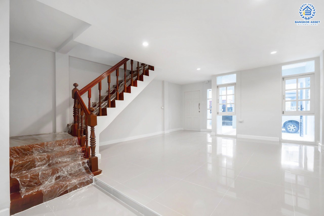 บ้านมือสองตกแต่งใหม่ ทาวน์โฮม 3 ชั้น #ทำเลโซนเมือง ม.พิชยนันท์ ติวานนท์-แคราย เนื้อที่ 19.4 ตร.ว. ฟังก์ชั่นจัดเต็ม 5 ห้องนอน 3 ห้องน้ำ พื้นที่ใช้สอยมากกว่า 200 ตร.ม. บนสุดยอดทำเล! เข้า-ออก 3 เส้นทาง ใกล้เดอะมอลล์งามวงศ์วาน จุดขึ้นทางด่วน "งามวงศ์วาน" และรถไฟฟ้าสถานี "กระทรวงสาธารณะสุข"